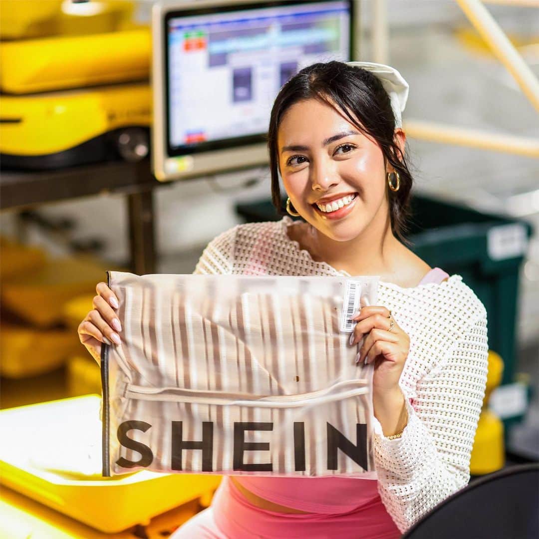 SHEINさんのインスタグラム写真 - (SHEINInstagram)「Swipe through our recap pics for our fave moments with our partners checking out the next-level tech at our sorting warehouse! 👯  @danidmc @itsdestene_ @itsjustajlove @furnandaofficial @kenyamollie @marinasaavedraa  #SHEIN101 #SHEINOnTheRoad」6月18日 0時28分 - sheinofficial