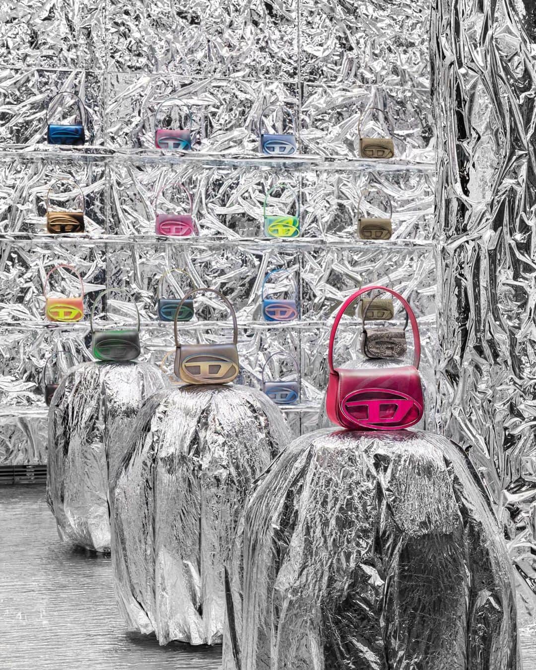 ディーゼルのインスタグラム：「Welcome to 1DR Land.    Diesel reveals its first store devoted to the 1DR bag in Milan. The space is adjacent to the Diesel Flagship store in San Babila and is set to remain open for one year. Envisioned as an immersive environment, it is designed to be experienced as a multisensory art concept rather than a traditional retail store.    A limited edition of thirty 1DR bags - each different from one another - will be exclusively available at the San Babila store. The 1DR bags appear in a range of new color combinations — neon yellow and rose, gold and peach, lime green and copper, ombre orange, yellow and mauve — have been reimagined in soft air brush, stencil, chipped and burned paint techniques.   Don’t miss out and discover 1DR bags at the link in bio.   #ForSuccessfulLiving」