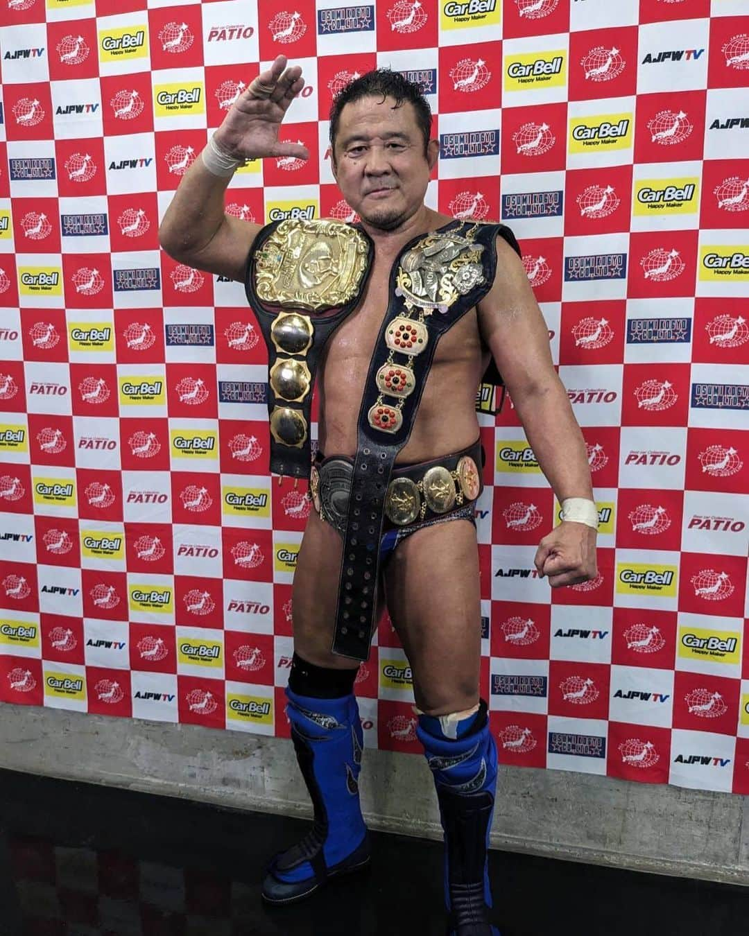 永田裕志さんのインスタグラム写真 - (永田裕志Instagram)「本日全日本プロレス大田区大会にて三冠ヘビー級防衛戦Ｖ3成功しました。  沢山の応援ありがとうございました。  対戦相手の安齋選手は予想以上に強くなってました。  そんな安齋選手を破り、今は最高の気分です。  また、一夜限りですが昔から見てたインター、PWF、UNの三本のベルトを巻けてとても感慨深い思いでした。  明日の佐倉大会に向けて、今夜はゆっくり休みます。  おやすみなさい。  #triplecrown #ajpw #yujinagata  #三冠防衛  #V3」6月18日 0時36分 - yuji_nagata