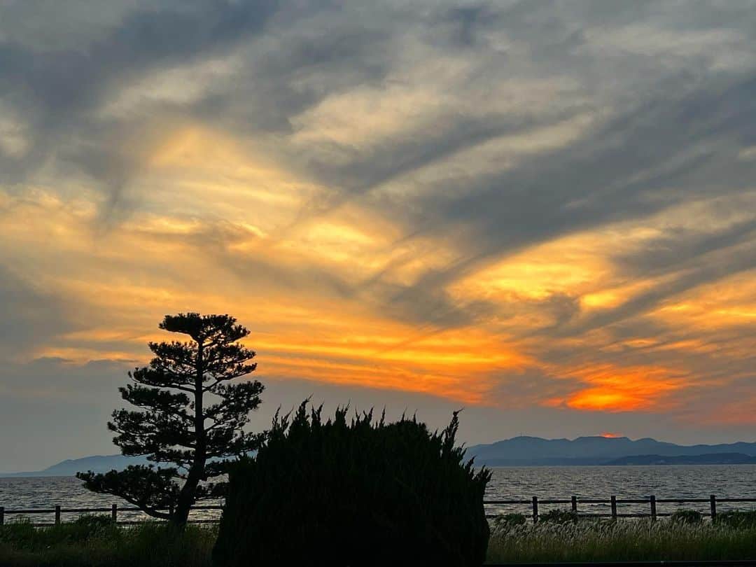 日高央さんのインスタグラム写真 - (日高央Instagram)「絵に描いたような美しさとは正に夕暮れの宍道湖……どの角度から切り取っても綺麗で、空の赤と水面の青のコントラストの見事さに、いつまでも見ていられる気持ちになります🌊✨  松江カノーバでの楽しい想い出はまた後日つぶやきます。明日は米子でティーンズからラフズのダブルヘッダーLIVEなので、早めに休んで明日に備えます……とっとり花回廊で会いましょう(ここも自然に見惚れてしまうエリアですね)⛰️✨」6月18日 0時37分 - hidakatoru