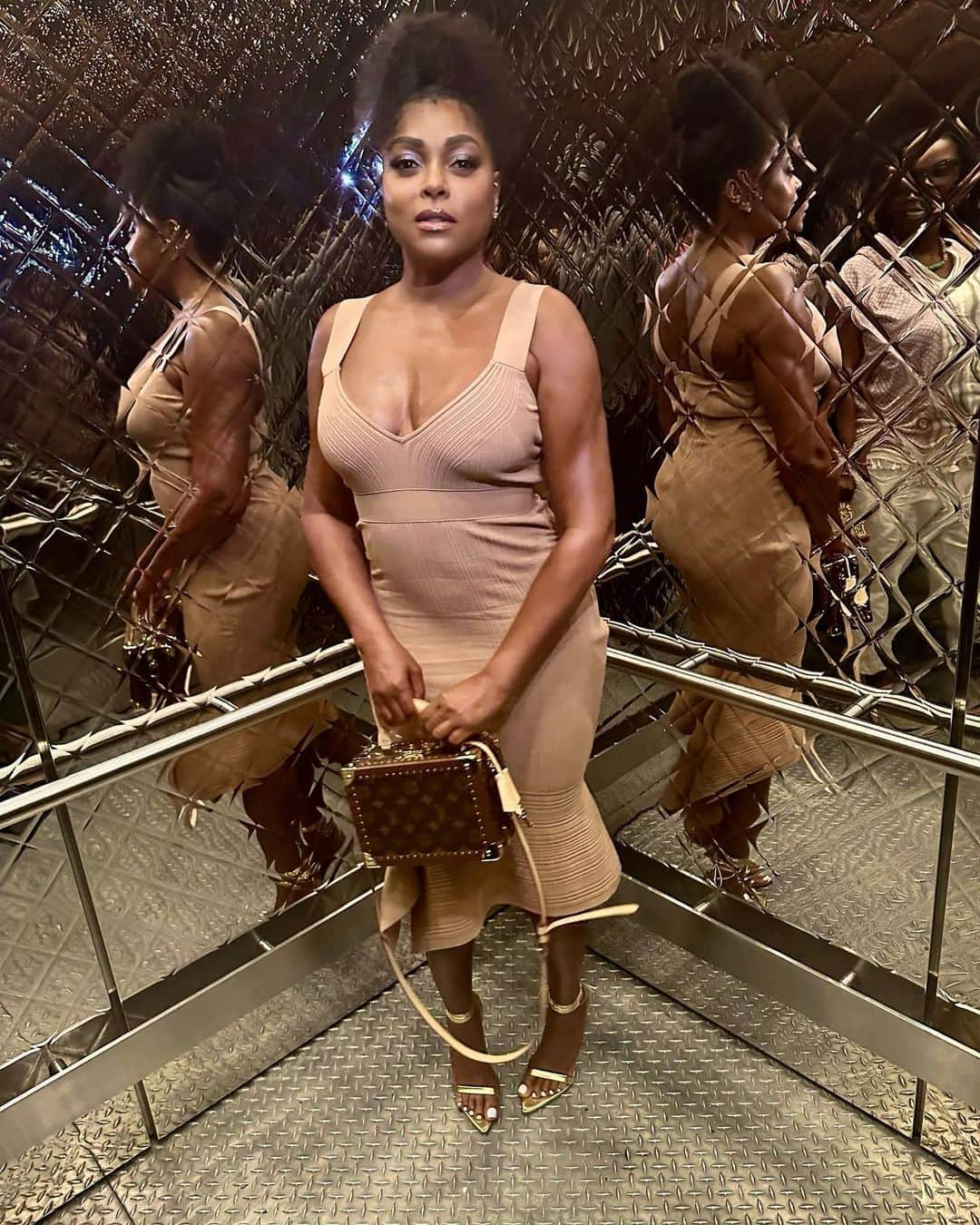 タラジ・P・ヘンソンさんのインスタグラム写真 - (タラジ・P・ヘンソンInstagram)「Elevator photo shoot right quick 😘💜💜💜」6月18日 0時44分 - tarajiphenson