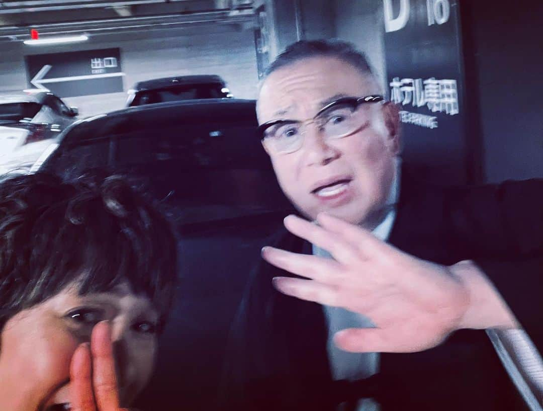 岩下尚史さんのインスタグラム写真 - (岩下尚史Instagram)「. . 50thAnniversary松任谷由実コンサートツアー『The Journey』コンサートへ、同い年の黒田知永子氏とふたりして行きけり。ママの操るメルセデスの乗り心地は上々なり。 . 親切な垣花正氏のおはからひにて良いお席をお取り戴き、人生の旅路を主題とする構成に身をゆだね、我等の十歳䑓より親しみ口遊みたる名曲の數數を堪能す。まるで若き日の自分に再會するやうな、甘い、せつない氣分に醉ひにけるが、單にお馴染みの懐メロを並べたるには非ず、その構成演出に物語的な風韻あるところにユーミンならではの面目あり。 . わけても名曲『航海日誌』中の「うつろふ青春に身をまかせていれば長い人生さへ宇宙のかけら」と歌ふユーミンを眺めながら、あゝ、親元を離れて四十年前、ひとり頼りなき一葉舟にて世の中へ漕ぎ出して、二十䑓は歌枕のめづらしき名どころを心躍らせて經めぐるばかりなりしに、三十䑓に入るや忽ち怪しき黑雲湧き起こりて白波立ち騒ぎ、四十になる頃には逆巻く荒波に揉まれ呑まれて危うく難破しかけたところ、五十を過ぎた頃より日和が續き、さいわひ汐にも惠まれてどうやらこうやら、還暦を過ぎて樂隱居の境涯に漕ぎ着くることが叶ひ、今日唯今このやうに景仰してやまぬユーミン五十周年の舞䑓を拜見するは身の仕合せ、實に有難き事かなと思はず知らず、眼がしらの熱くなるをおぼへけり。 . 幕切れても打重なる喝采に應じ、二度目に獨りあらはれたるユーミンも感極まりたる樣子で『瞳を閉ぢて』を歌はれければ、今宵滿場の人々の魂を淨めらぬ。 . 冩眞の一枚目は有明アリーナの二階桟敷に座を占めたるところ、二枚目は會場を出たところ、三枚目は會場近くのホテルの駐車場にて文春砲の予行演習をするところ。還暦二年目のぢいさんばあさんは後生樂なり。 . #ユーミン #松任谷由実  #黒田知永子 #岩下尚史  . .」6月18日 0時45分 - iwashita_hisafumi