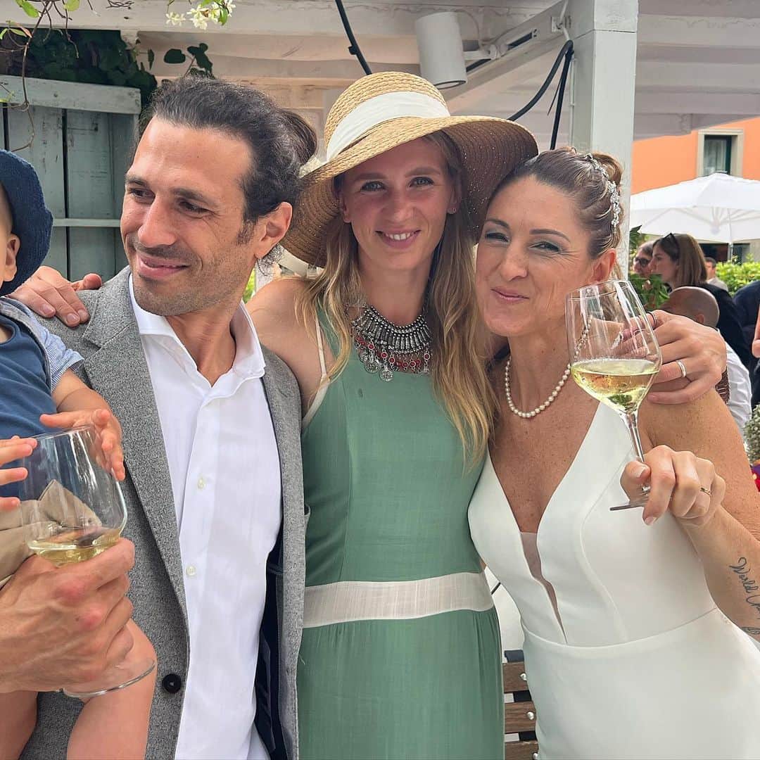 マルガレーテ・コズーフのインスタグラム：「Per me questa foto parla tantissimo. Non so nemmeno se si dice così in italiano ma ormai spero che ci siete abituati ai miei modi ed avete imparato a sentire più che capire 😅. Con te ho incontrato Nicolò in discoteca più di 13 anni fa perché non ti/mi facevi perdere una bella serata e ho iniziato ad amare.  Con lui e con il nostro figlio abbiamo festeggiato il tuo giorno speciale qualche giorno fa.  Sei un cuore immenso ed una dolcezza infinita con quale riesci pure esprimere cose con amore anche se sono difficili da dire. Ti ringrazio tantissimo per la tua anima pura, la tua sincerità e il tuo “essere bambina”. Mi inspiri e sono fortunata di averti conosciuta.  Ti auguro una bellissima vita a fianco di @giannone79 … con amore che si multiplica tutti giorni di più.  Ti meriti tutto.  Ti voglio bene ❤️ #love #friends #wedding」