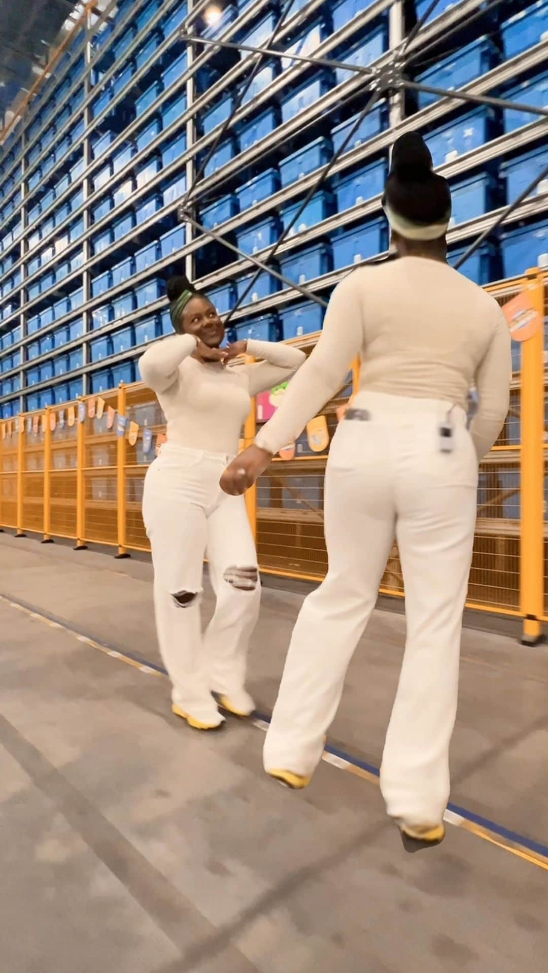 SHEINのインスタグラム：「Process makes perfect! 💫  Let @itsdestene_ show you how we‘re stepping up our sorting game to get you the goods like never before 🏃‍♀️🙌  #SHEIN101 #SHEINOnTheRoad」
