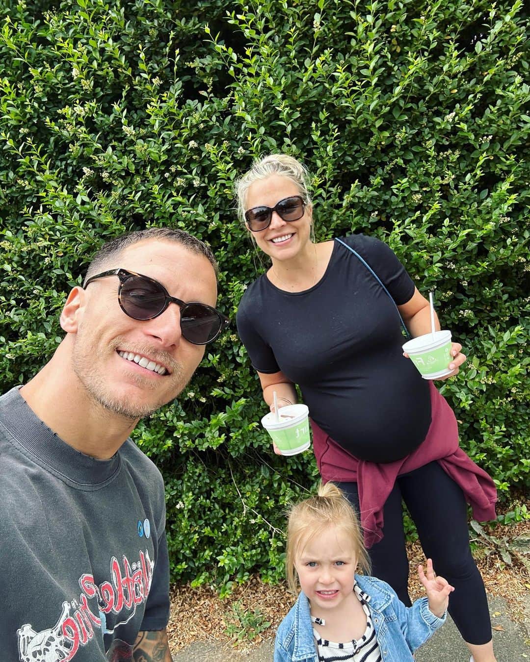 のインスタグラム：「Saturday stroll for Fro Yo! 🤟🏼」