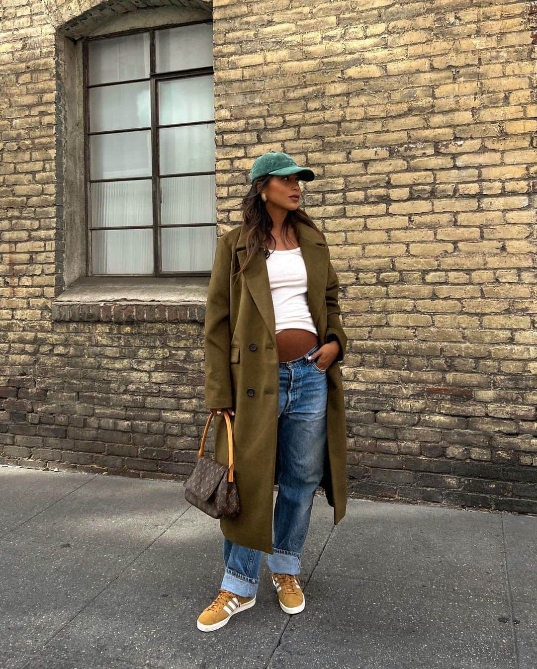 ジュリー・サリニャーナのインスタグラム：「My outfit when we went car shopping for my new mom car. 🤗  I cried when I sold my cute little convertible car; I had so many memories, endless phone calls, tons of rides with me singing at the top of lungs, a bunch of road adventures in that car with the top down. Will def miss it sm but happy to have a car now that fits my little bébé! I will now have all those memories and more with him and the new car! 🥹」