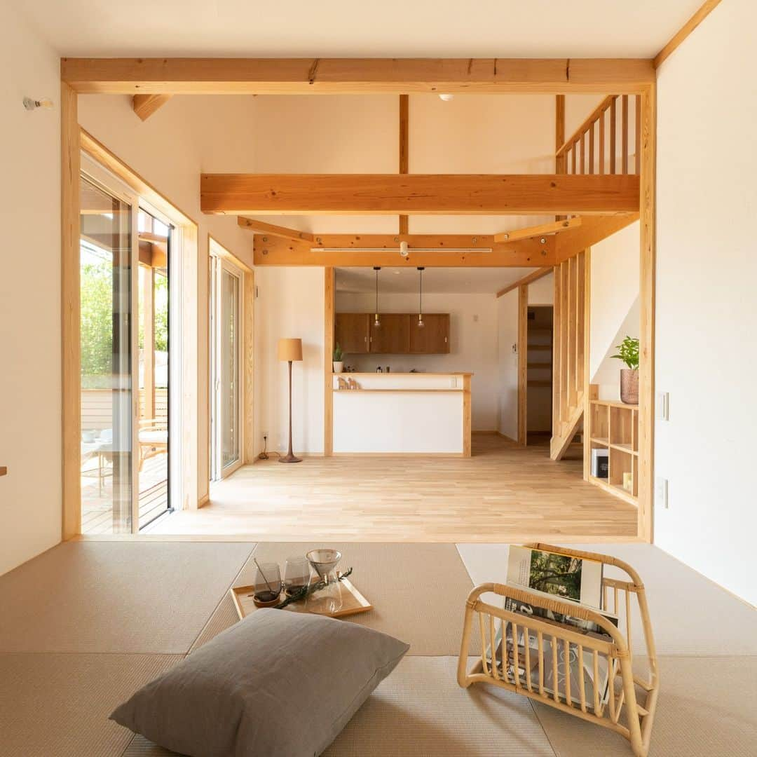 クボタ住建さんのインスタグラム写真 - (クボタ住建Instagram)「「木の家だからできること」 ガルバリウム鋼板と無垢の木の素材がバランスよくまとまったH邸。 お引越し後には軒の下のデッキで家族と楽しみたいというご希望そのままの暮らしが実現し快適に過ごされているそう。 一方無垢の木の持つ柔らかさに加え性能を十分に備えた家そのものに力強さがある家が当初からのご希望でした。 Ｈ様邸の具体的な性能として長期優良住宅（耐震等級3).HEAT20G2（Ｃ値0.2）を達成。 木の持つ温かみと共に気密性・断熱性に優れた高性能の我が家が完成しました。  壁・天井　漆喰 床　ナラ材 大黒柱　ヒノキの丸柱  @kubota_jyuken ・・・・・・・・・・・・・・・・・ 横浜市Ｈ邸  長期優良住宅認定 耐震等級3 HEAT20　Ｇ2 UA値 0.46W/㎡Ｋ Ｃ値 0.2c㎡/㎡  ・・・・・・・・・・・・・・・・・  クボタ住建は優しく温かい自然素材の木の家をつくります HP & more photos→@kubota_jyuken 施工事例多数掲載しております。 ホームページへもぜひ↓ https://kubotajyuken.com/  ⭐︎スタッフブログ⭐︎ https://kubotajyuken.com/blog/  #クボタ住建 #神奈川の注文住宅 #大和市#湘南の家#suumo注文住宅 #自由設計 #木の家 #無垢の家 #自然素材の家 #軒のある家#デッキ#構造現し#木のフェンス#小上がりの和室#造作#ガルバリウム鋼板#漆喰#大黒柱#格子造作#梁のある家  クボタ住建 棟梁の自宅、随時見学受付ます。 資料請求やお問い合わせも是非。 メッセージDMでもどうぞ」6月18日 0時57分 - kubota_jyuken