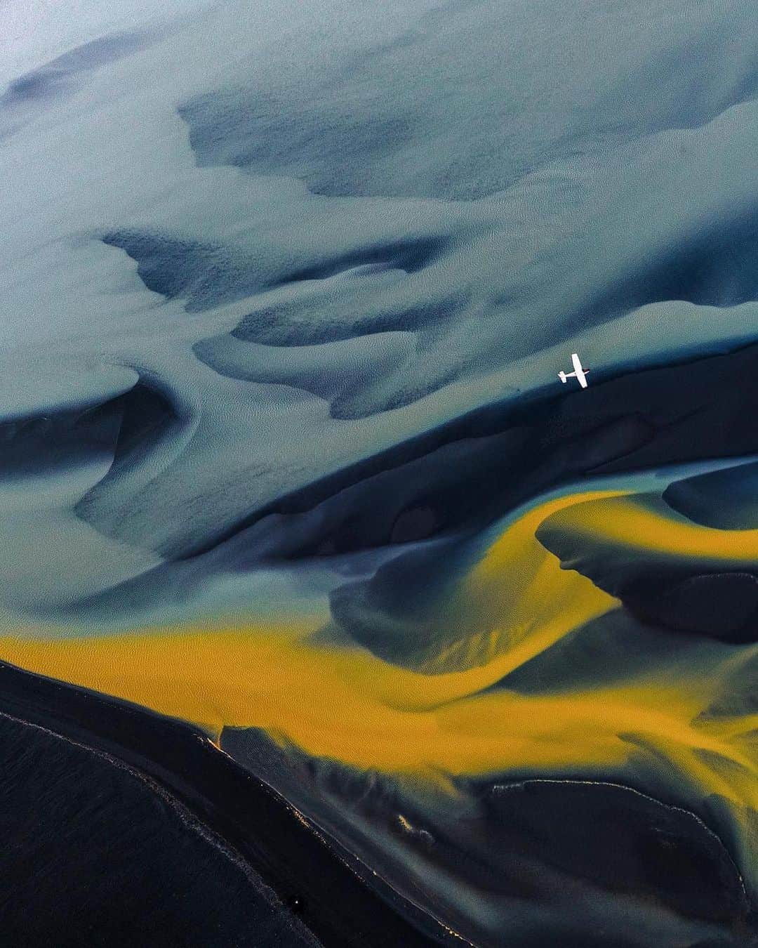 Discover Earthさんのインスタグラム写真 - (Discover EarthInstagram)「What an unique perspective captured by @h0rdur ✈️✨  📍 Iceland  🇮🇸 #DiscoverIceland with @h0rdur」6月18日 1時04分 - discoverearth
