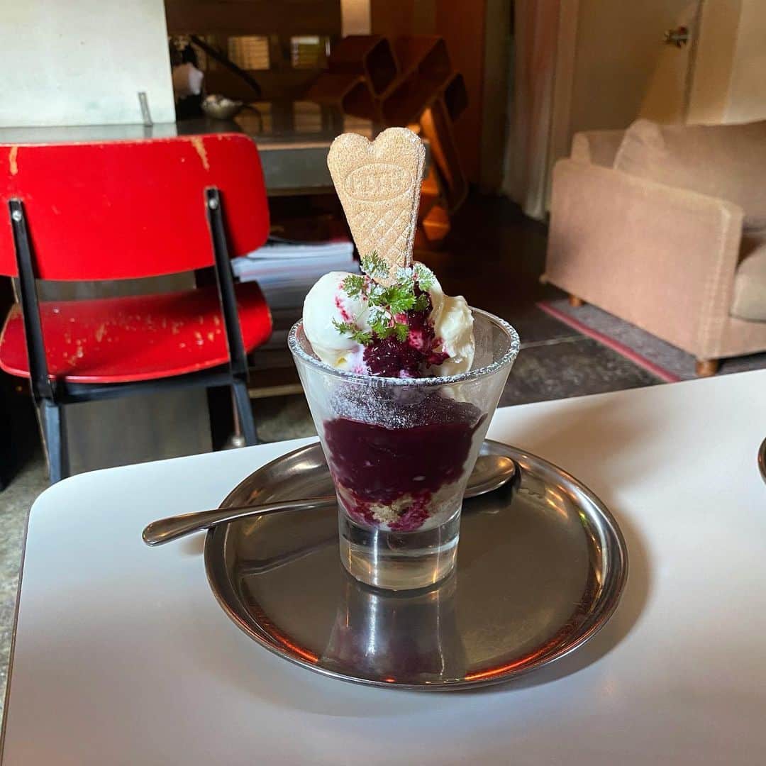 杉山優華のインスタグラム：「☀️☀️🫐」