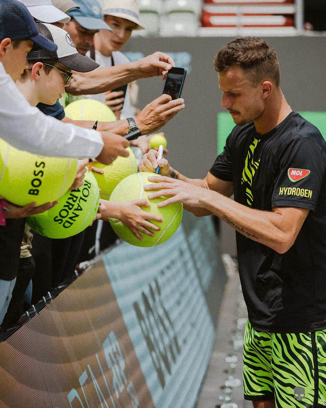 マートン・フチョビッチのインスタグラム：「Semis in Stuttgart is not bad 👊🏼 but we have to keep on working…🎾💪🏻🌱」