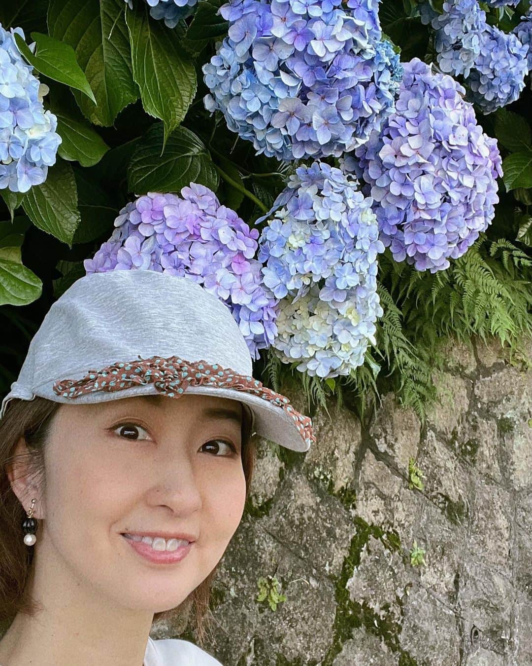 嶺恵斗のインスタグラム：「癒し。  ずっと行きたかったお散歩道を 家族とのんびり♪  たくさんの紫陽花に 癒されました。  #紫陽花 #お散歩  #娘は #電車に夢中  #幸せな時間#ある日の #休日 #happytime #mahalo #子供がいる暮らし」