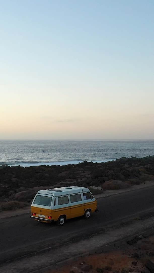 La Roche-Posayのインスタグラム：「🏄‍♀️ Pro surfer @lucia_martino hits the road with @mariagdejaime & @tomasparamo's family for a coastal adventure, reminding us that sunscreen should always come along for the ride. With the Anthelios sunscreen range, you can rest assured that everyone —from the little ones to the most active adults— is fully protected from the sun.   Ready to catch the sun protection wave this summer? Drop a 🤙 in the comments!  All languages spoken here! Feel free to talk to us at anytime.  #larocheposay #anthelios #sunprotection #surftrip Global official page from La Roche-Posay, France.」