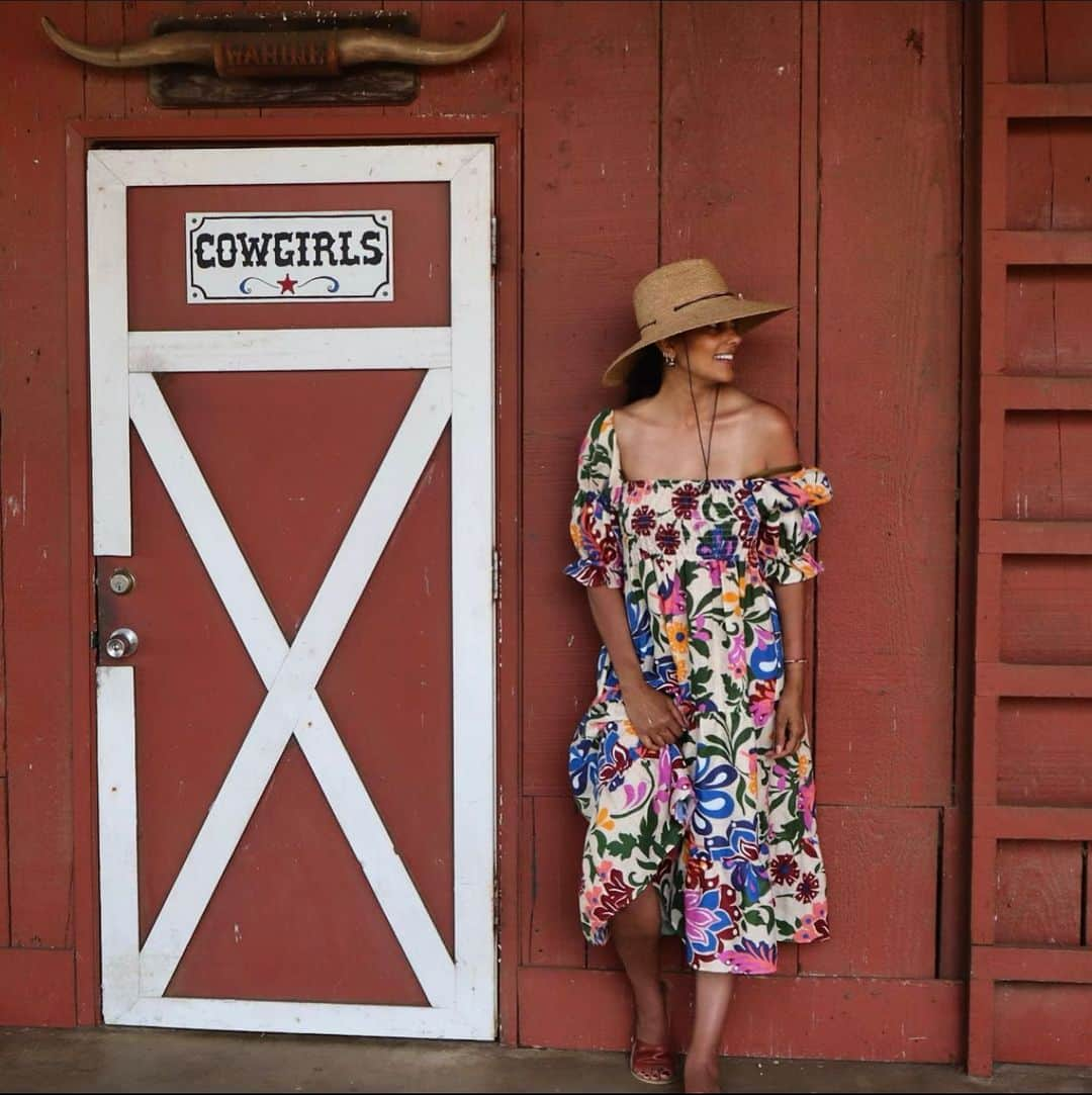 レイチェルロイのインスタグラム：「Cowboys & Cowgirls🐓    #Hawaii #Cowgirls #Colors #Florals #RachelRoy」