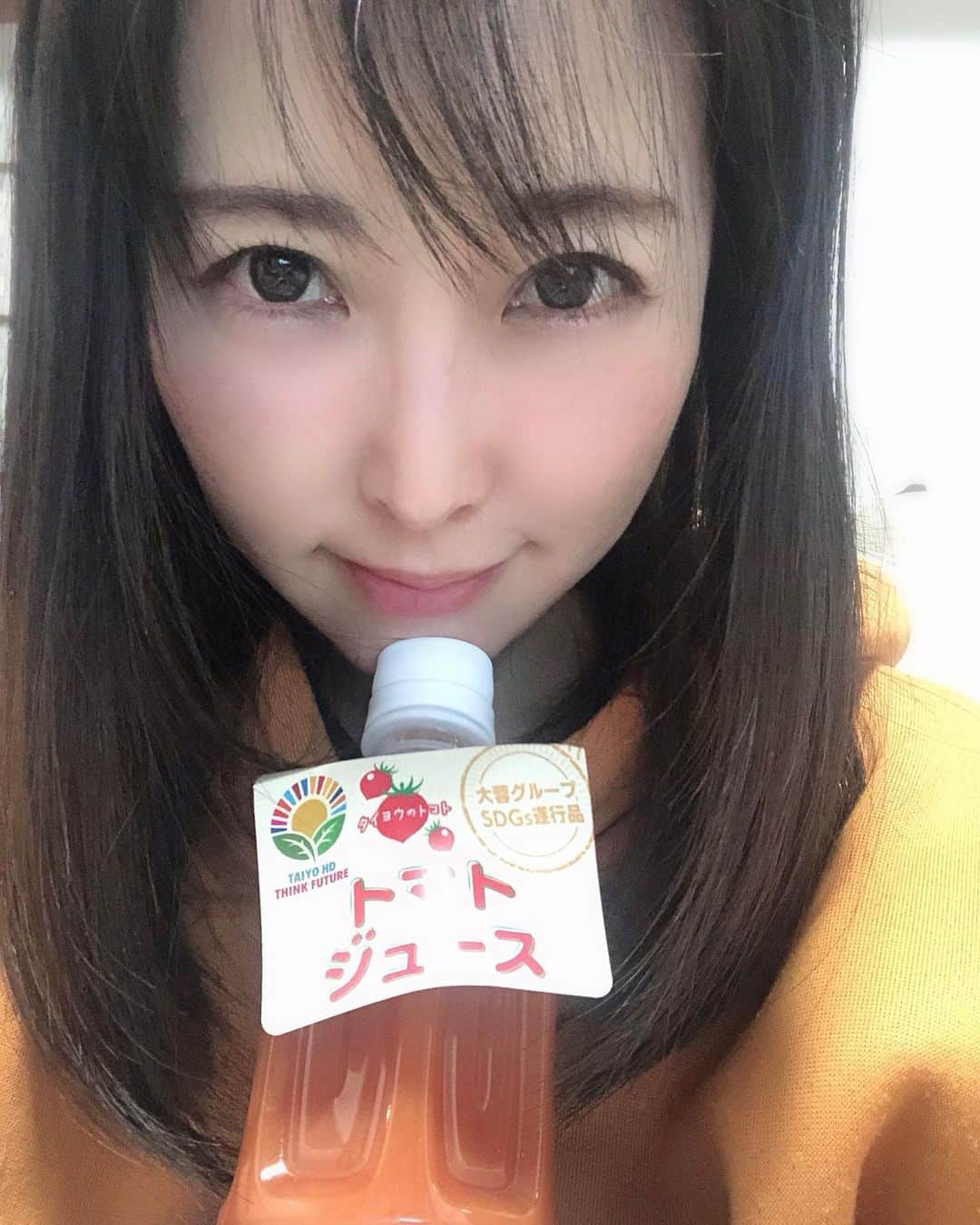 のインスタグラム：「今週の、SDGs朝一番！のコーナーは、千葉県鴨川市にある「グローバルアグリファーム株式会社」の南部厚志社長をお迎えし、同社が生産している人気商品「タイヨウのトマト〜べにすずめ〜」についてお聞きしました❣️  私、ガチでここのトマトのファンでございまして、トマトとというものの本当の美味しさとはこれなんだ！という事美味しさんなんです！✨  最近のトマトって糖度を高めたものが多いと思うのですが、 それだけではない、旨味が豊富で、バランスが最高で、本当に止まらなくなっちゃうんです！  写真も食べたら止まらなくなって、めっちゃ食べた途中に慌てて撮りました　汗  しかも年々美味しくなっていると思う！  それが何故なのか、今回南部社長にお会いして分かりました。  本当に、我が子のように育てていらっしゃいます❣️  もちろん、恵まれた土地の強み、工夫、栽培技術が合間っているのですが、  それも社長の愛情からで、 発言や話し方から、本当に大切に育てていると分かりました。  栄養価も、普通のトマトに比べて高く、 身近な手にし易いトマトで高い栄養が摂れるというのは、  人や子供達にも愛を込めているという事です。  そんな我が子のようなトマトを頂くと、 身体の中から元気になっていくんです❣️  また食べたくて検索したら、ネットで買える❤️わーい😍  素敵なお話ありがとうございました😊✨✨」