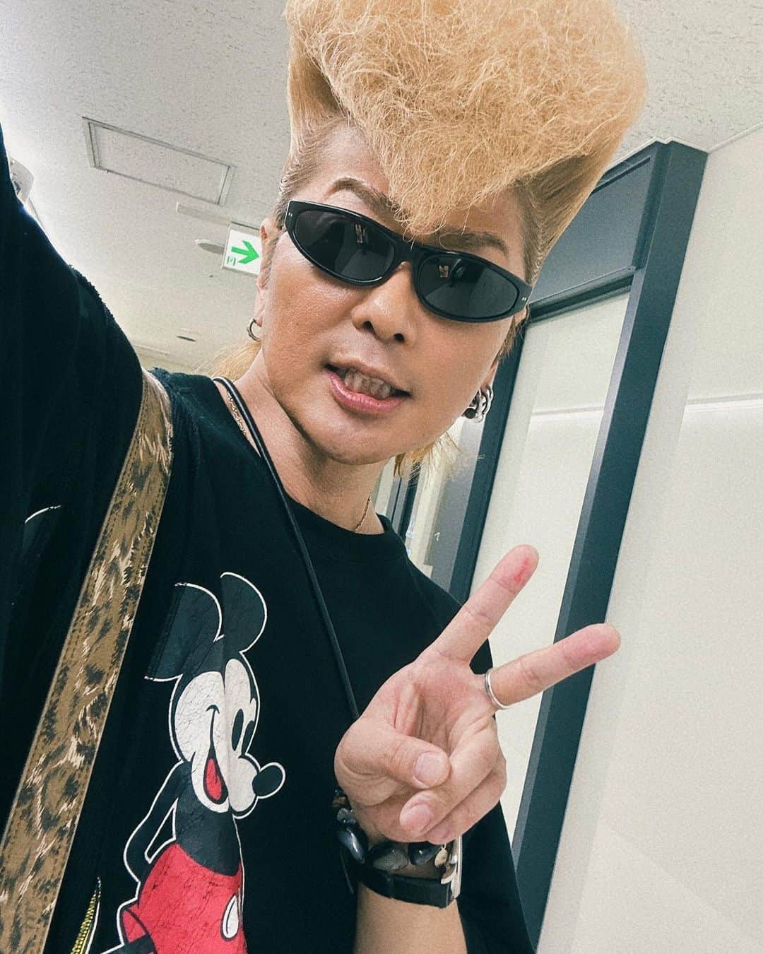 のインスタグラム：「今週もあっという間。 生放送聴いてくれた方々ありがとう。 ジェーン・スーさんよろしく、みんなよくぞよくぞ土曜日まで辿り着いたね。 来週も全開バリバリでつっぱらかって行こうぜ。 #TBSラジオ #氣志團 #綾小路翔 #俺達には土曜日しかない #サントリー謹製ビアボール」