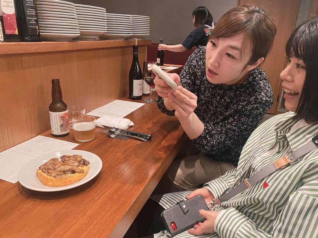 あいすけさんのインスタグラム写真 - (あいすけInstagram)「基本私が料理の写真担当させてもらってます。3人とも熱いものは熱いうちに食べたいのでマッハで撮ります。料理は決して冷まさない。あと3人ともまじで即完食します。 ごめんはらちゃん、2枚目なんで私たちこんな顔してるんだっけ？まじで覚えてないんだけど、」6月18日 1時36分 - aisuke.aokiai