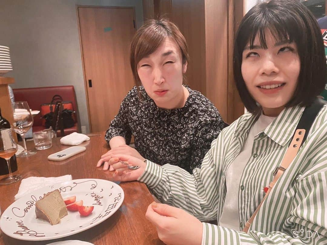 あいすけさんのインスタグラム写真 - (あいすけInstagram)「基本私が料理の写真担当させてもらってます。3人とも熱いものは熱いうちに食べたいのでマッハで撮ります。料理は決して冷まさない。あと3人ともまじで即完食します。 ごめんはらちゃん、2枚目なんで私たちこんな顔してるんだっけ？まじで覚えてないんだけど、」6月18日 1時36分 - aisuke.aokiai