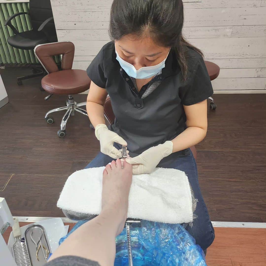 PJクォンのインスタグラム：「Treating myself to a mani/pedi @krypto_nails_spa - come join me if you're around! #spaday」