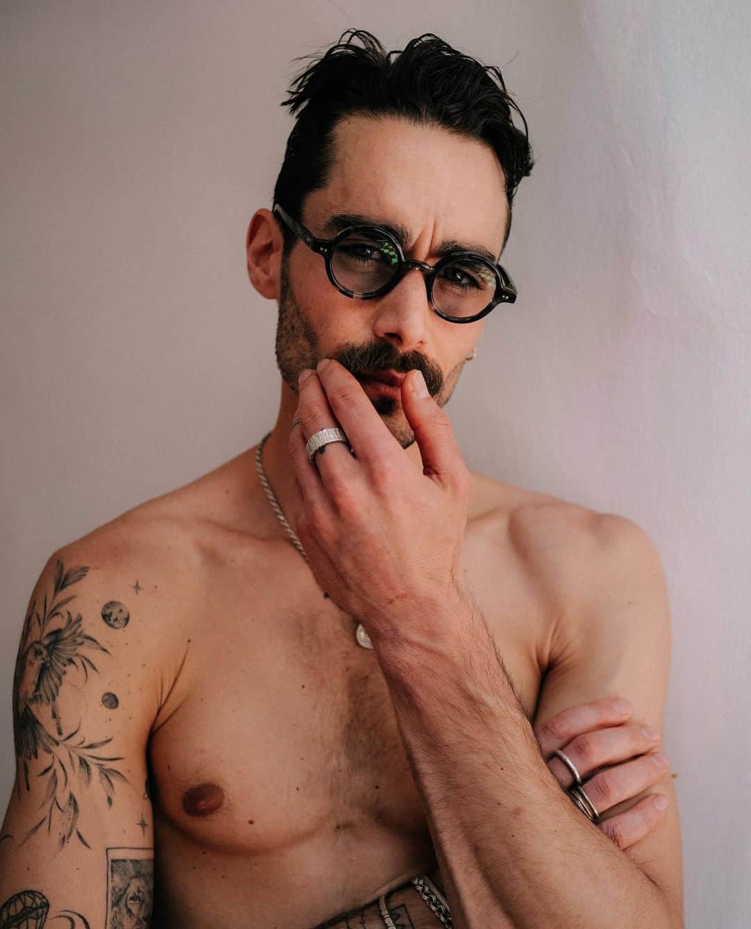 NICOLAS SIMOESのインスタグラム：「Some tan & tattoos 🌞」