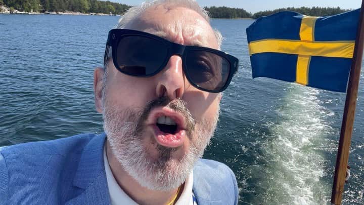 アラン・カミングのインスタグラム：「It’s Saturday Night On Broadway and I’m in the Stockholm archipelago, on a boat! 🇸🇪🚤」
