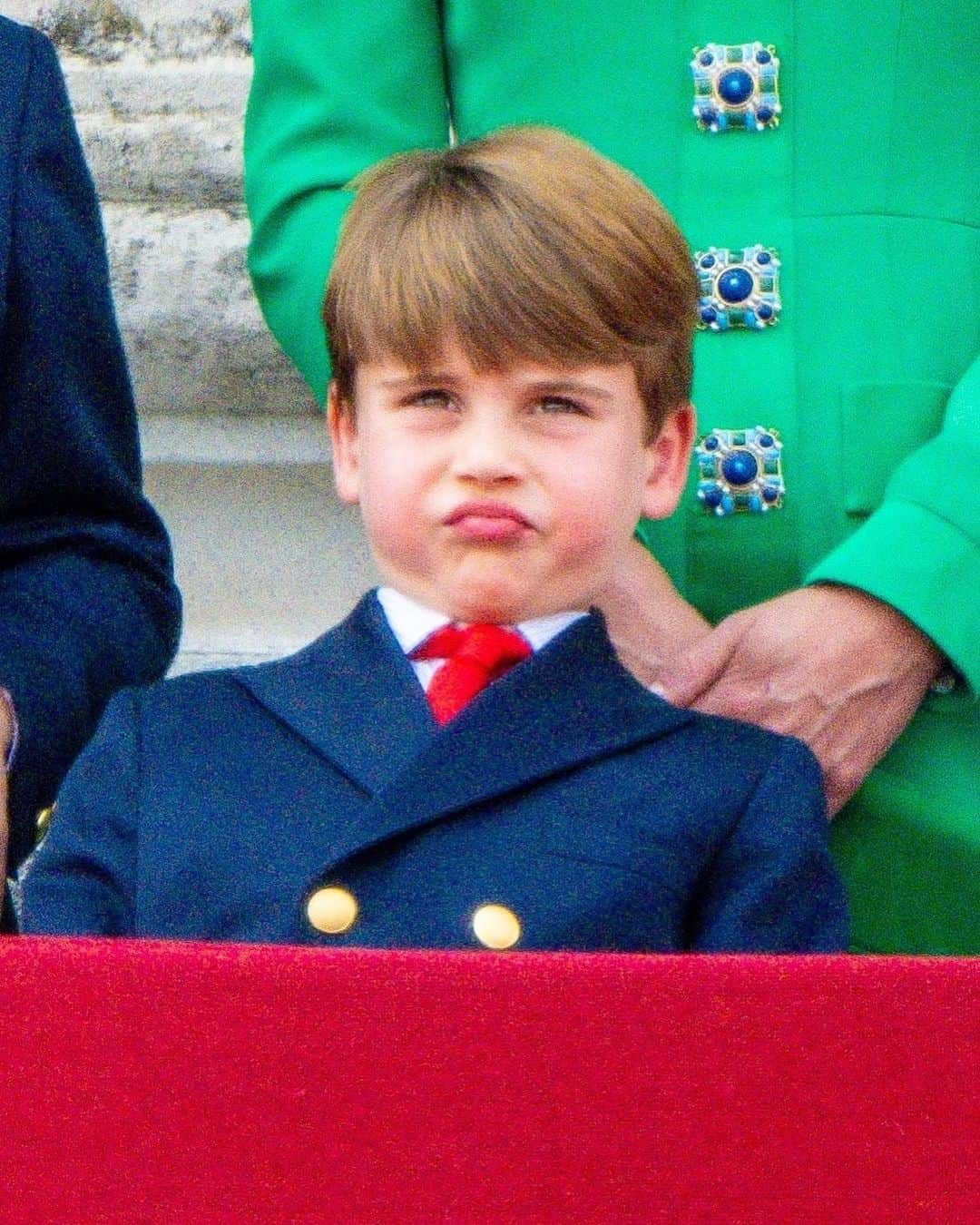 Just Jaredさんのインスタグラム写真 - (Just JaredInstagram)「Prince Louis stole the show with his adorable & hilarious facial expressions at the 2023 Trooping the Colour alongside siblings Prince George & Princess, parents Prince William & Princess Catherine, & grandparents King Charles & Queen Camilla! #PrinceLouis #PrinceGeorge #PrincessCharlotte #PrinceWilliam #PrincessCatherine #KingCharles #QueenCamilla #TroopingTheColour Photos: Backgrid」6月18日 2時24分 - justjared