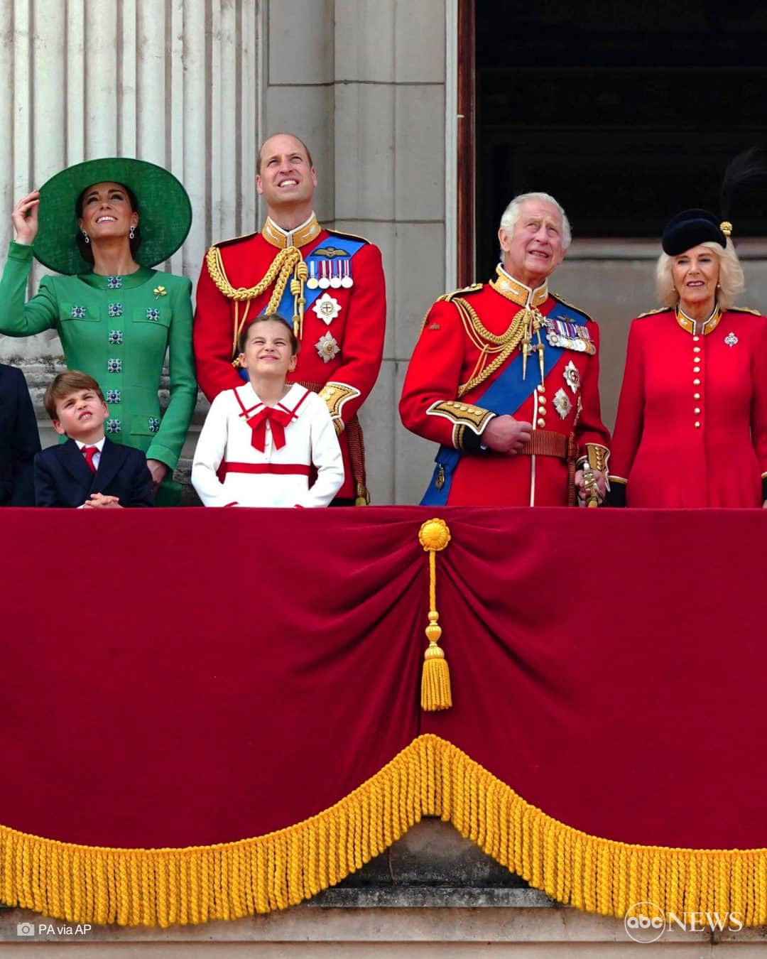 ABC Newsさんのインスタグラム写真 - (ABC NewsInstagram)「Britain's royal family stepped out for a historic moment in the reign of King Charles III, his first Trooping the Colour.  King Charles and Queen Camilla were joined by members of the royal family, including Prince William and Kate, the Princess of Wales and their three children, in the annual military parade, held to mark the reigning monarch's official birthday. More in link in bio.」6月18日 2時30分 - abcnews