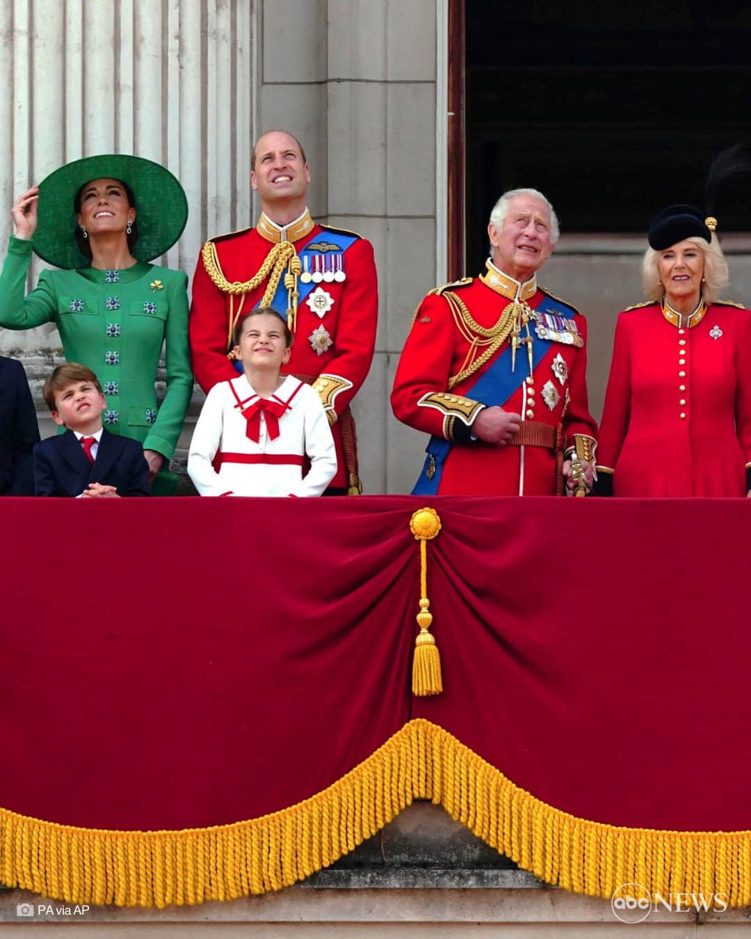 ABC Newsのインスタグラム：「Britain's royal family stepped out for a historic moment in the reign of King Charles III, his first Trooping the Colour.  King Charles and Queen Camilla were joined by members of the royal family, including Prince William and Kate, the Princess of Wales and their three children, in the annual military parade, held to mark the reigning monarch's official birthday. More in link in bio.」