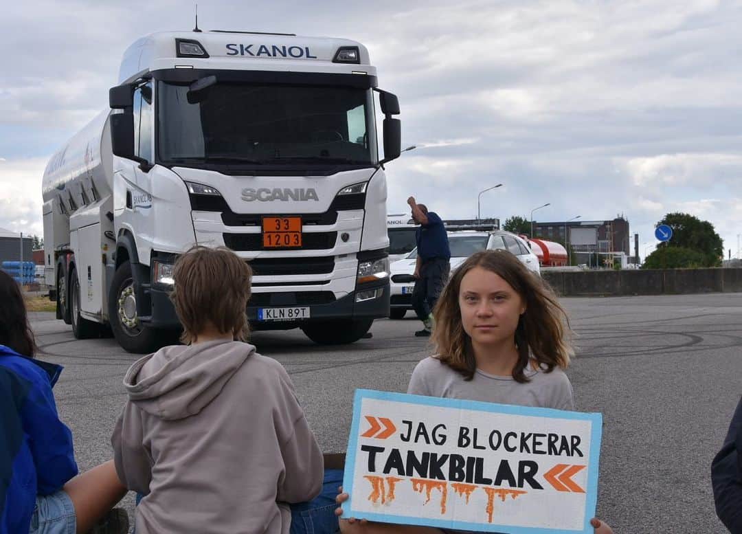 グレタ・トゥーンベリのインスタグラム：「Today, for the third day in a row, young activists from @tatillbakaframtiden have blocked oil tankers in the Malmö oil harbour. The climate crisis is already a matter of life and death for countless people. We choose to not be bystanders, and instead physically stop the fossil fuel infrastructure. We are reclaiming the future. #TaTillbakaFramtiden」