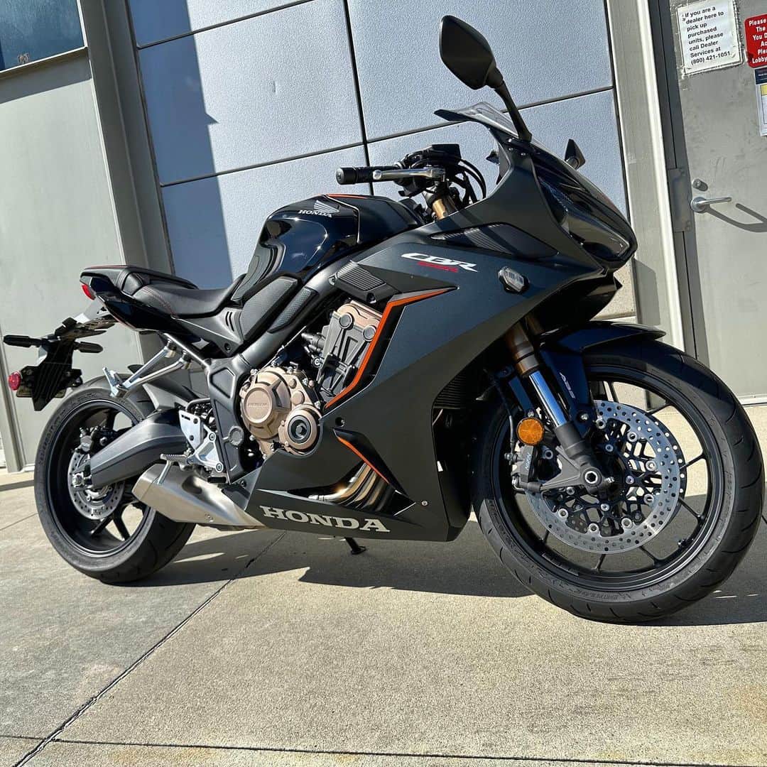 のインスタグラム：「All business, with a generous dose of style— the way a modern sportbike should look 🤌 But the CBR650R is also comfortable enough for a wide range of riding, from commuting to canyon carving. #BetterOnAHonda #CBR650R」