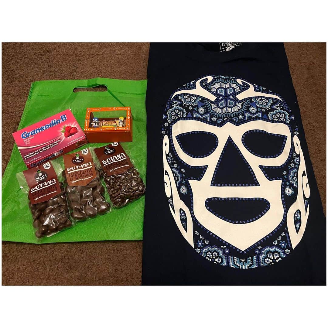 のインスタグラム：「メキシコ🇲🇽から届いた🤣✌️ 開けたとき チョコレートが チョコレートにみえなくて え？！なにこれ！？ん？！ ってなったわ🤣🤣🤣 TOKYOかえってこいよー！！！ 競馬いこうぜー！！！ ありがとう✨」