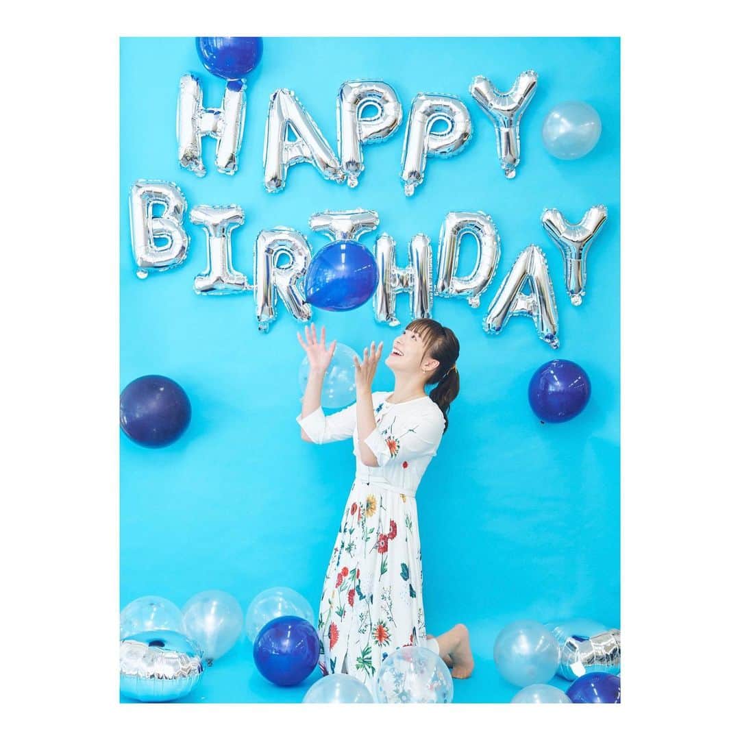 阿部華也子のインスタグラム：「🎂🐣  ６月18日は毎年とても幸せです！  27歳になりましたとさ👧🏻  とても素敵なセットで 撮影していただきました🩵  皆様、いつもありがとうございます😊  そして家族よ！ いつもありがと！  これからもよろしくです！  ７月にアップされる フジテレビュー！の連載に アザーカット載ってます🪽🫧 読んでいただけるとと嬉しいです！  #27歳」
