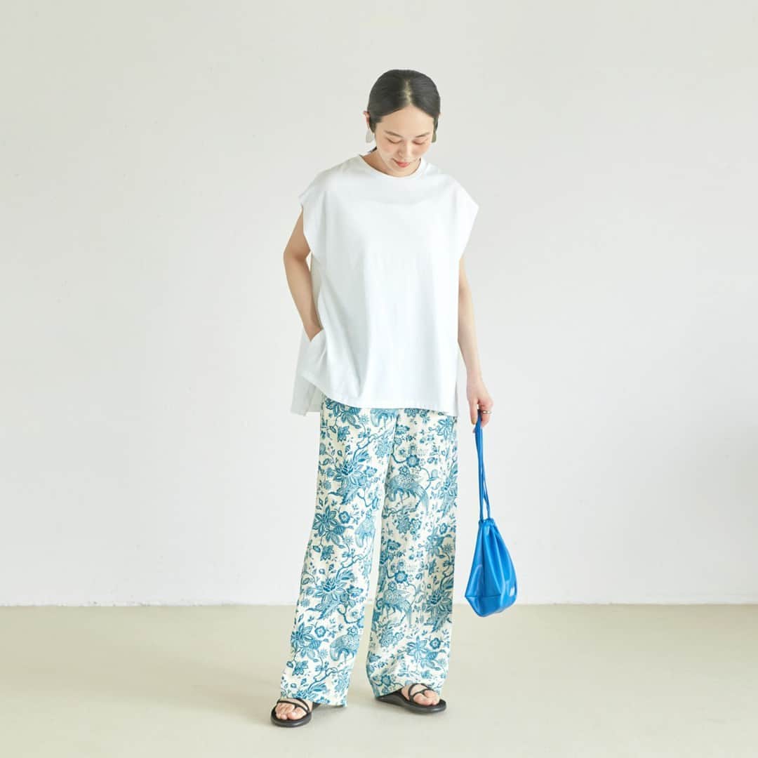 北欧、暮らしの道具店さんのインスタグラム写真 - (北欧、暮らしの道具店Instagram)「シンプルな着こなしがサマになる シルエット美人なカットソー . - - - - - - - - - - - - - - - - -   これから始まる夏本番。 毎日の装いは極力シンプルに、軽やかに、 だけど素敵にありたいもの。   今日発売の 「manon（マノン）」のカットソーは、 着たときのシルエットの美しさに バイヤーが一目惚れしたアイテム。   サッとかぶるだけで形がきれいに決まり、 普段のボトムス合わせが 品のある雰囲気になりますよ。  薄着になる季節は、 そわそわ・ヒヤヒヤすることも多いから、 着たときの安心感も大切。  腕を前後からやさしく包むような形の フレンチスリーブは、 気になる二の腕まわりをさりげなくカバー。  袖口は腕を上げても脇が見えにくく、 インナーも見えづらいので安心して着られます。  今回は4つのカラーをご用意しました。  1枚あると便利な「ホワイト」 肌馴染みのいい「ベージュ」 夏の大人コーデに欠かせない「ブラック」 カジュアルコーデも品よくまとまる「ネイビー」  どれも普段使いからきちんとした場面でも 使えそうなカラーです。  手持ちのボトムスに合わせるだけで、 ちょっぴり気の利いたおしゃれが 簡単に作れてしまう。  そんな頼もしい1着で、 肩の力を抜いて夏のおしゃれを 楽しんでいただけたら嬉しいです。 . ーーー 掲載のアイテムはこちら▼ ーーー . ☑︎ manon / マノン / フレンチスリーブカットソー . ▶︎ プロフィールのリンクから、お値段・サイズなど詳しい情報をご覧いただけますよ。→@hokuoh_kurashi . #manon#マノン#フレンチスリーブカットソー#フレンチスリーブ#カットソー#トップス #夏コーデ#夏服 #ファッション#コーデ#春コーデ#夏コーデ#コーディネート#シンプルコーデ#今日のコーデ #シンプル#シンプルライフ#シンプルデザイン #暮らしを楽しむ#日々の暮らし #北欧#暮らし#北欧暮らしの道具店」6月18日 8時00分 - hokuoh_kurashi
