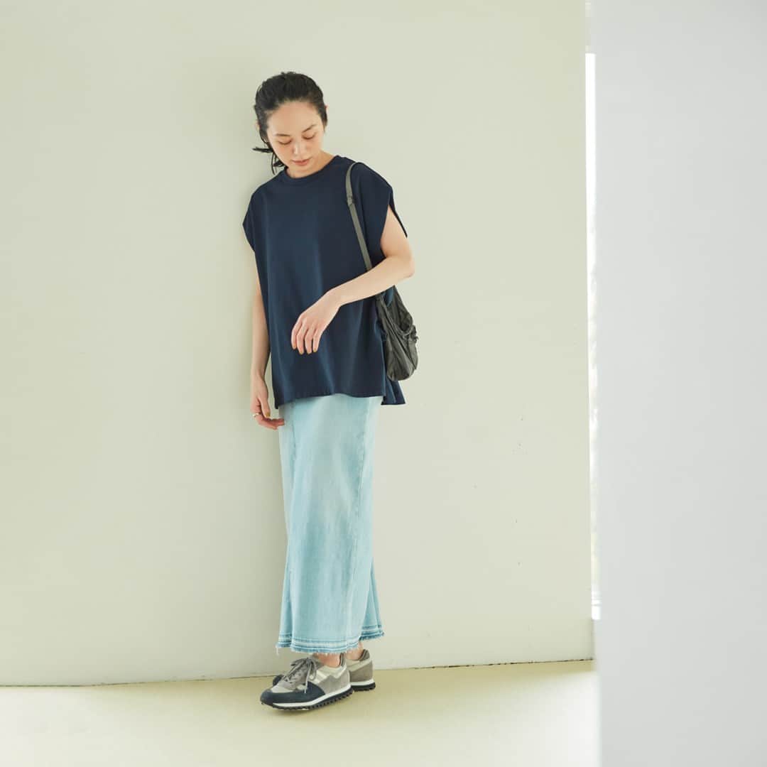 北欧、暮らしの道具店さんのインスタグラム写真 - (北欧、暮らしの道具店Instagram)「シンプルな着こなしがサマになる シルエット美人なカットソー . - - - - - - - - - - - - - - - - -   これから始まる夏本番。 毎日の装いは極力シンプルに、軽やかに、 だけど素敵にありたいもの。   今日発売の 「manon（マノン）」のカットソーは、 着たときのシルエットの美しさに バイヤーが一目惚れしたアイテム。   サッとかぶるだけで形がきれいに決まり、 普段のボトムス合わせが 品のある雰囲気になりますよ。  薄着になる季節は、 そわそわ・ヒヤヒヤすることも多いから、 着たときの安心感も大切。  腕を前後からやさしく包むような形の フレンチスリーブは、 気になる二の腕まわりをさりげなくカバー。  袖口は腕を上げても脇が見えにくく、 インナーも見えづらいので安心して着られます。  今回は4つのカラーをご用意しました。  1枚あると便利な「ホワイト」 肌馴染みのいい「ベージュ」 夏の大人コーデに欠かせない「ブラック」 カジュアルコーデも品よくまとまる「ネイビー」  どれも普段使いからきちんとした場面でも 使えそうなカラーです。  手持ちのボトムスに合わせるだけで、 ちょっぴり気の利いたおしゃれが 簡単に作れてしまう。  そんな頼もしい1着で、 肩の力を抜いて夏のおしゃれを 楽しんでいただけたら嬉しいです。 . ーーー 掲載のアイテムはこちら▼ ーーー . ☑︎ manon / マノン / フレンチスリーブカットソー . ▶︎ プロフィールのリンクから、お値段・サイズなど詳しい情報をご覧いただけますよ。→@hokuoh_kurashi . #manon#マノン#フレンチスリーブカットソー#フレンチスリーブ#カットソー#トップス #夏コーデ#夏服 #ファッション#コーデ#春コーデ#夏コーデ#コーディネート#シンプルコーデ#今日のコーデ #シンプル#シンプルライフ#シンプルデザイン #暮らしを楽しむ#日々の暮らし #北欧#暮らし#北欧暮らしの道具店」6月18日 8時00分 - hokuoh_kurashi