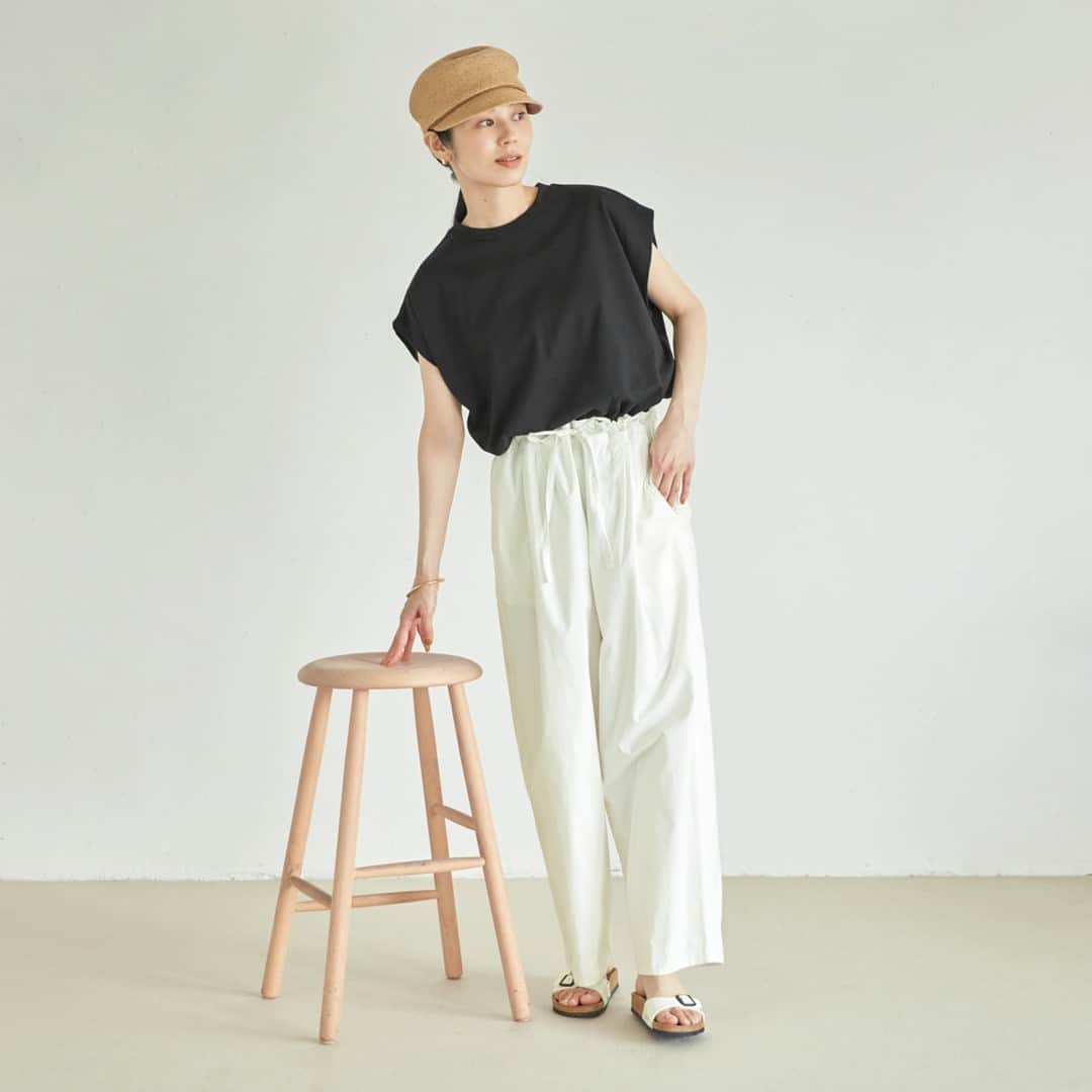 北欧、暮らしの道具店さんのインスタグラム写真 - (北欧、暮らしの道具店Instagram)「シンプルな着こなしがサマになる シルエット美人なカットソー . - - - - - - - - - - - - - - - - -   これから始まる夏本番。 毎日の装いは極力シンプルに、軽やかに、 だけど素敵にありたいもの。   今日発売の 「manon（マノン）」のカットソーは、 着たときのシルエットの美しさに バイヤーが一目惚れしたアイテム。   サッとかぶるだけで形がきれいに決まり、 普段のボトムス合わせが 品のある雰囲気になりますよ。  薄着になる季節は、 そわそわ・ヒヤヒヤすることも多いから、 着たときの安心感も大切。  腕を前後からやさしく包むような形の フレンチスリーブは、 気になる二の腕まわりをさりげなくカバー。  袖口は腕を上げても脇が見えにくく、 インナーも見えづらいので安心して着られます。  今回は4つのカラーをご用意しました。  1枚あると便利な「ホワイト」 肌馴染みのいい「ベージュ」 夏の大人コーデに欠かせない「ブラック」 カジュアルコーデも品よくまとまる「ネイビー」  どれも普段使いからきちんとした場面でも 使えそうなカラーです。  手持ちのボトムスに合わせるだけで、 ちょっぴり気の利いたおしゃれが 簡単に作れてしまう。  そんな頼もしい1着で、 肩の力を抜いて夏のおしゃれを 楽しんでいただけたら嬉しいです。 . ーーー 掲載のアイテムはこちら▼ ーーー . ☑︎ manon / マノン / フレンチスリーブカットソー . ▶︎ プロフィールのリンクから、お値段・サイズなど詳しい情報をご覧いただけますよ。→@hokuoh_kurashi . #manon#マノン#フレンチスリーブカットソー#フレンチスリーブ#カットソー#トップス #夏コーデ#夏服 #ファッション#コーデ#春コーデ#夏コーデ#コーディネート#シンプルコーデ#今日のコーデ #シンプル#シンプルライフ#シンプルデザイン #暮らしを楽しむ#日々の暮らし #北欧#暮らし#北欧暮らしの道具店」6月18日 8時00分 - hokuoh_kurashi