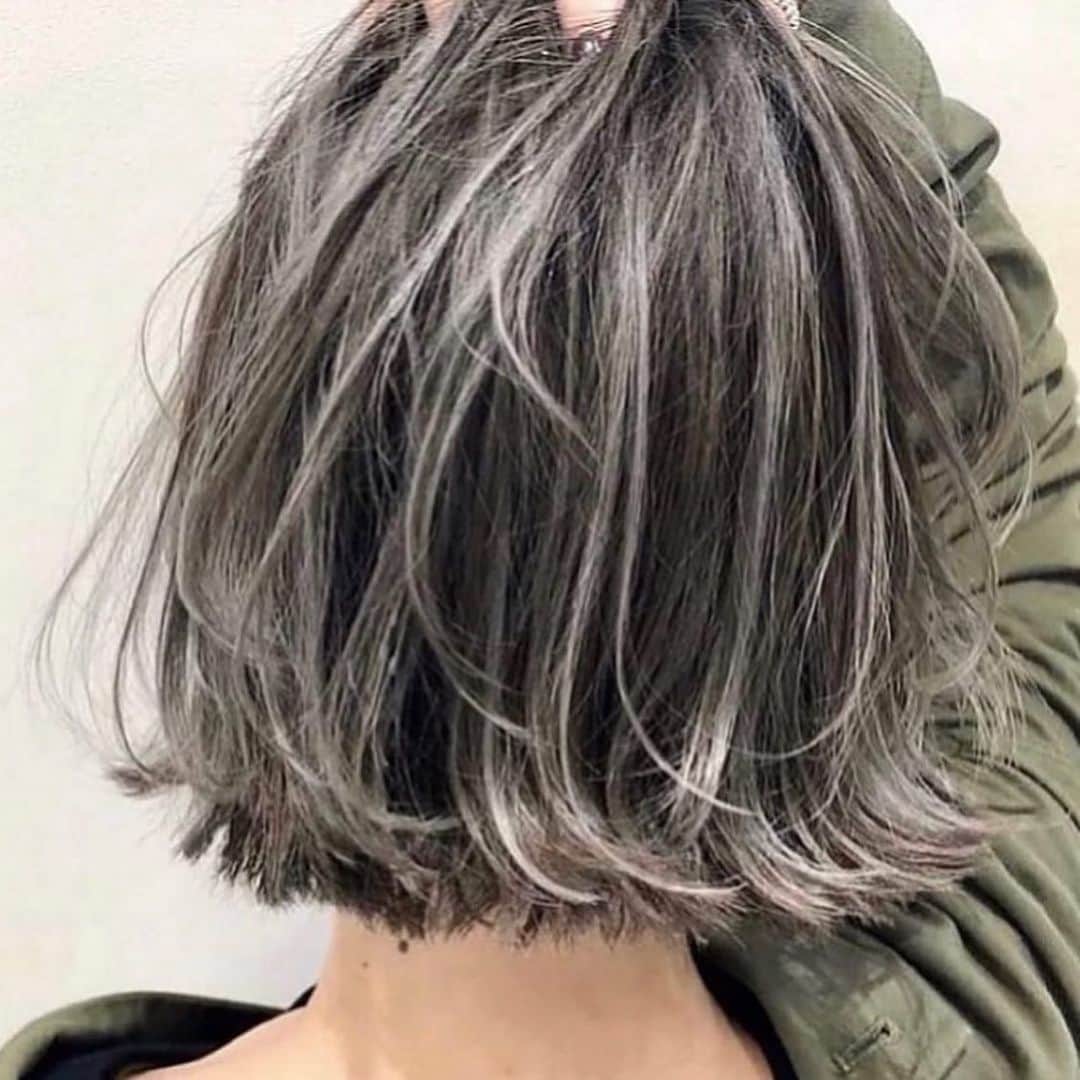 のインスタグラム：「オシャレに"白髪をぼかす" 〜ボブヘア編〜  ハイライト、ハイライトバレイヤージュを用いてオシャレにぼかしていきます。  こんな人におすすめ  ・すぐに白髪が気になってしまう ・ただの白髪染めは飽きた ・そのうち白髪を生かしてグレーヘアにしていきたい ・外国人のようなデザインを楽しみたい ・ヘアカラーを楽しみたい  ぼかすというのは専門技術が必要です。 熟練された技術であなたのなりたいを叶えます。  🎨ご予約について🎨  顧客の方→基本次回予約でお願いします🤲  新規の方→1ヶ月前くらいの余裕を見たご予約をオススメします🤲  僕は、クオリティを下げない為、デザインカラーは、1日2〜3人しかやりません。アシスタントが何回も入れ替わることも避けるためにもご予約を限らせていただきます👌  ご理解の程よろしくお願い致します🤲  #ハイライト#ショート #ハイライトバレイヤージュ#グレージュ#ベージュ#伸びても変にならないカラー#バレイヤージュ#ボブ#ロブ#bob#表参道#外ハネ#白髪ぼかし#白髪染め#グレー#ロンハーマン#パーマ#murua#y3#zara#hm#西海岸#emoda#耳掛けボブ#エアタッチ#tornado_レディース」
