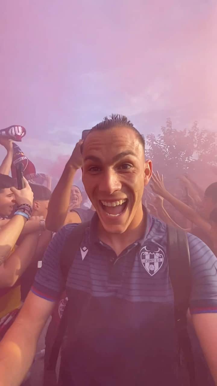 レバンテUDのインスタグラム：「💙❤️‍🔥 𝐒𝐈𝐍 𝐏𝐀𝐋𝐀𝐁𝐑𝐀𝐒 ❤️‍🔥💙  #LevanteAlavés   • @grupomarcosautomocion @macron @sesderma @baleariaferry @amstel_es @cocacola_esp」
