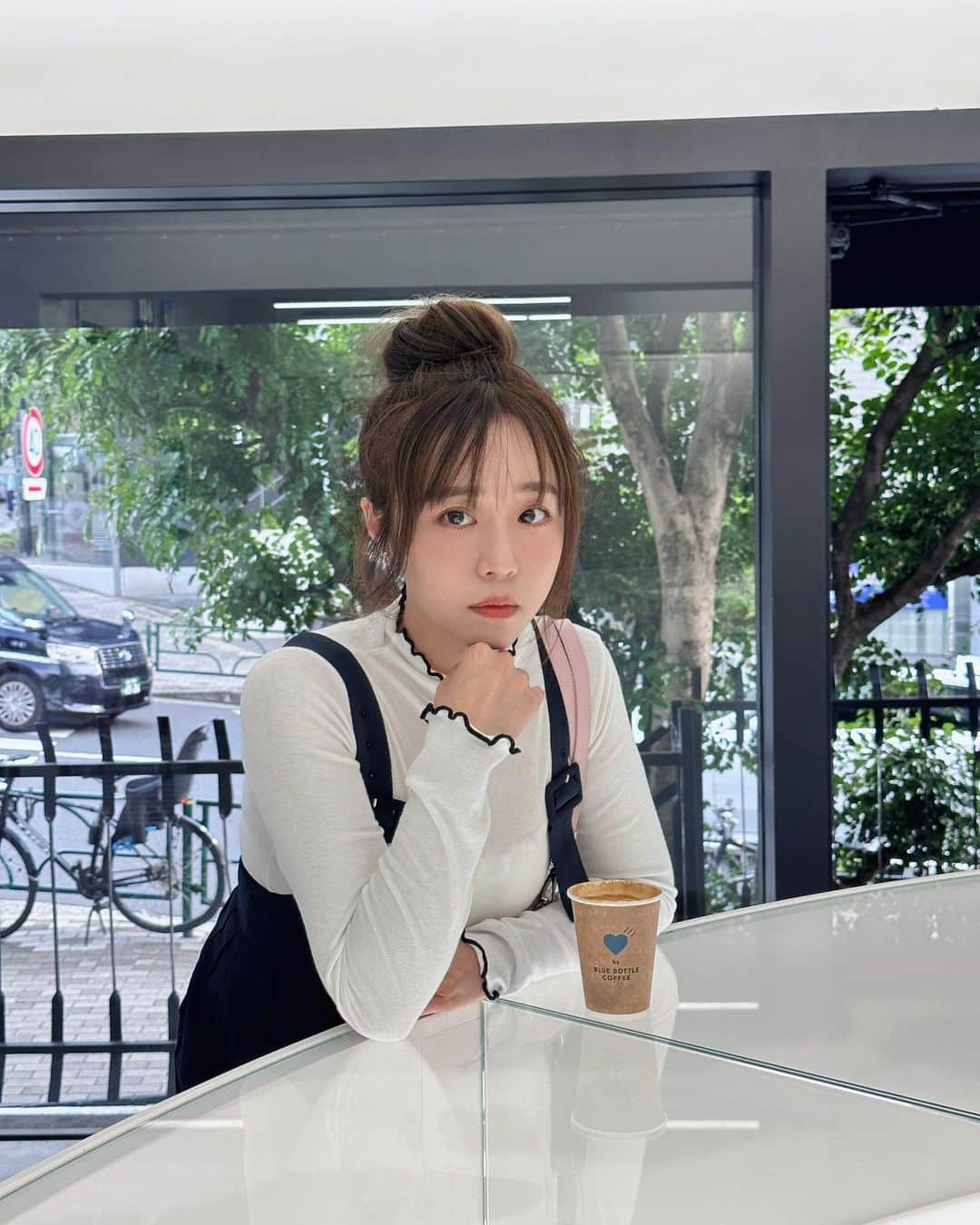 鄭茵聲のインスタグラム：「展榮帶著我跑了一堆點😂 好會跑 跑起來🫶 然後這咖啡真的超好喝」