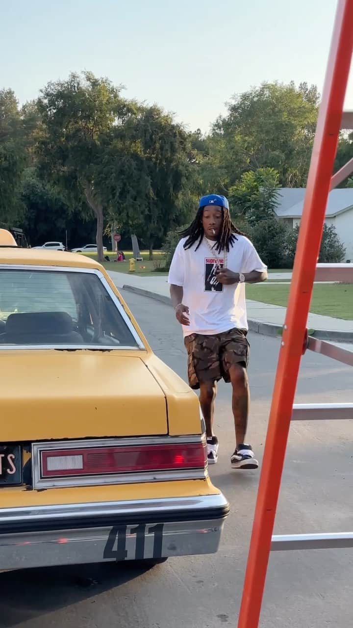 ウィズ・カリファのインスタグラム：「Shot The Video For Peace And Love  See Ya Mixtape Out Now👀🫵🏽✌🏾🍄☮️💜😆」
