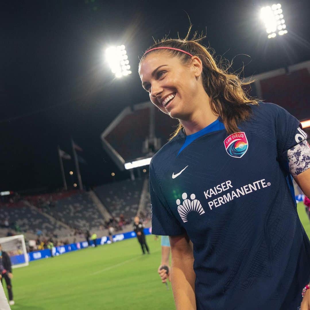 アレックス・モーガンのインスタグラム：「Nice day for a rivalry game😁   4 PM ET // CBS & Paramount // vs. Angel City‼️」