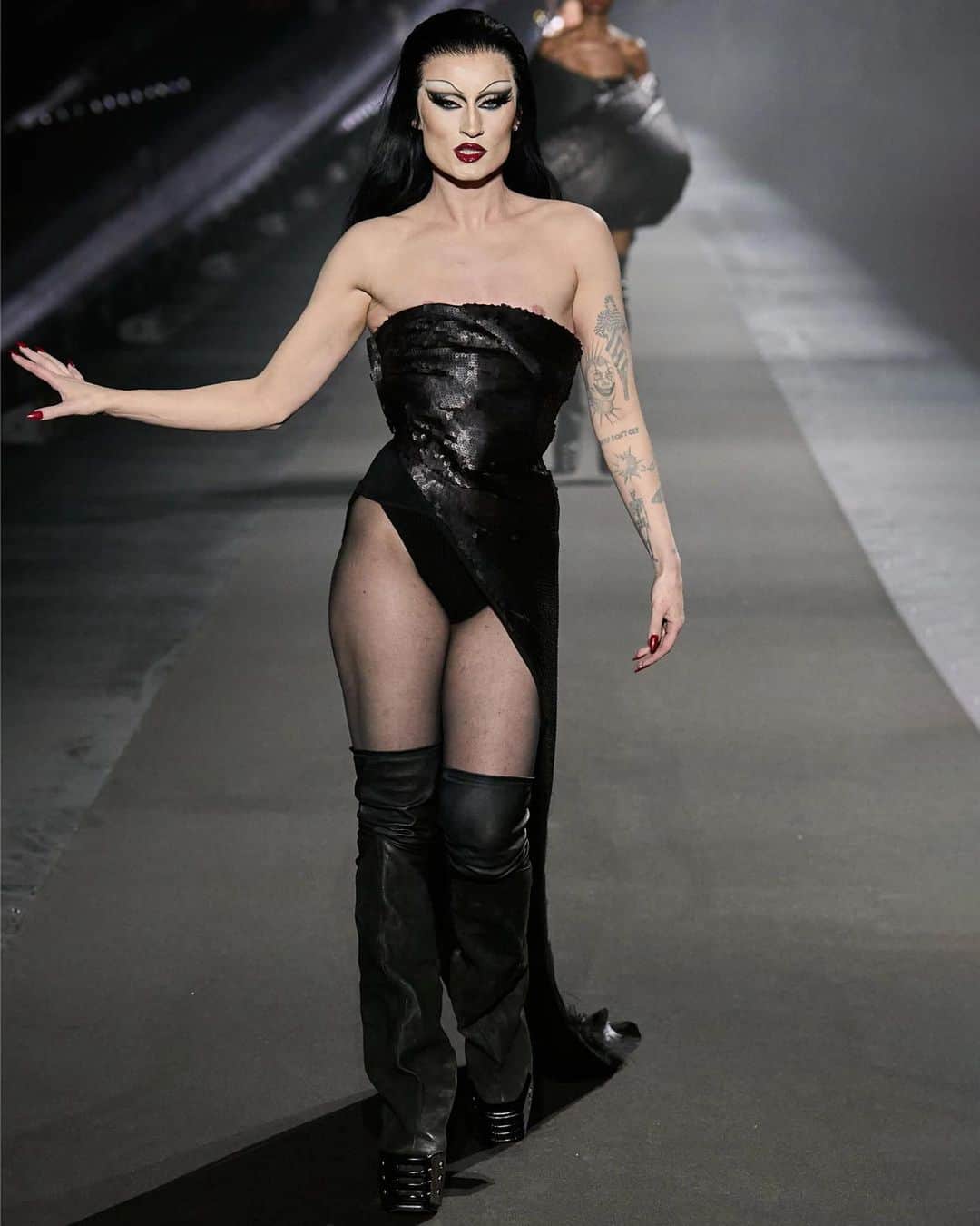 ウォルフォードさんのインスタグラム写真 - (ウォルフォードInstagram)「Empowering the paces of fashion runways, Wolford tights, always complimentary, essential  timeless pieces, often stealing the show!  @luisaviaroma  #LuisaViaRomaxBritishVogue」6月18日 2時56分 - wolford