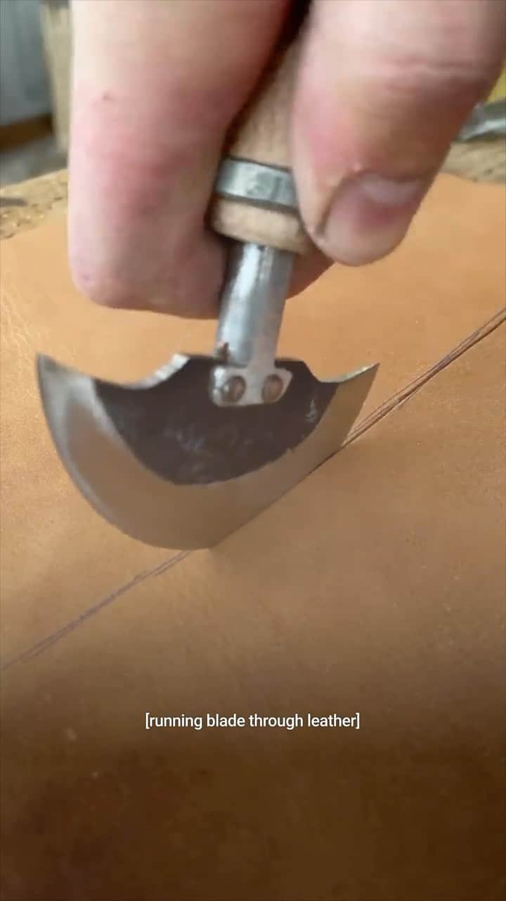 のインスタグラム：「something so cozy about @astra_fornax making a sheath 😌」
