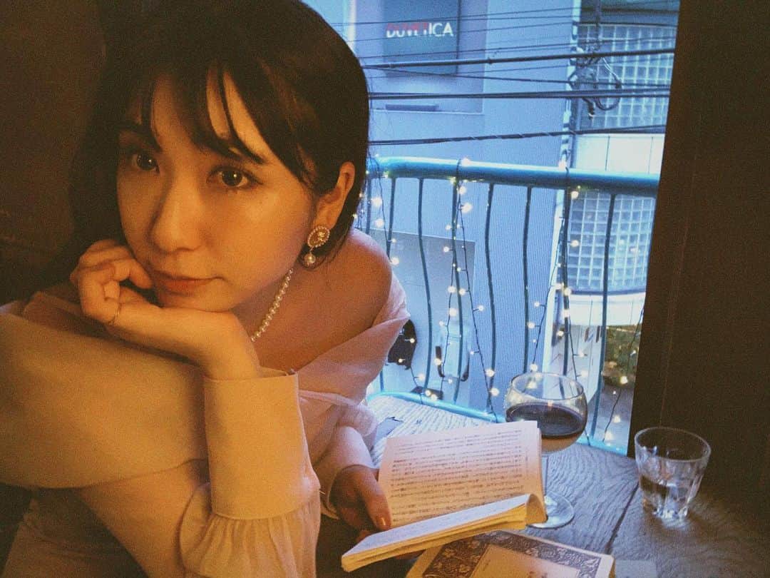 のインスタグラム：「コンセプトは「失われゆく美学-煙草を喫む-」です🚬𓈒 𓂂𓏸  喫茶店×珈琲×煙草という空間に流れる時間は1番身近な小旅行だと思います。  そんな空間は過去の遺物となりつつあって寂しさを覚えます(´-`)oＯ{ｼｰｼｬは吸う ⁡ 煙草の吸い慣れてない感がダサい😂💦笑 ┈┈┈┈┈┈┈┈┈┈ ⚠️第1条　20歳未満の者は煙草を喫することを得ず 青少年期に喫煙を始めると、成人後に喫煙を始めた場合に比べて、がんや虚血性心疾患などにかかる危険性が高くなります。肺がんによる死亡率も、20歳未満で喫煙を始めた場合は高くなります。 ┈┈┈┈┈┈┈┈┈┈ ルールとマナーそして法を守ってね！ ⁡  *⋆꒰ঌ┈┈┈┈┈┈┈┈┈໒꒱⋆*  #写真 #photo  #filmcamera #natural  #smile  #filmphotography #film #フィルムカメラ #anime  #manga #comic #model  #voiceactor #voiceactress #配音演员 #声優 #Japan #kawaii #kawaiigirl #model  #小見川千明  #小千姬 #귀여워 #셀스타그램 #셀카 #여행  #文学 #煙草  #文化  ⁡  *⋆꒰ঌ┈┈┈┈┈┈┈┈┈໒꒱⋆*」