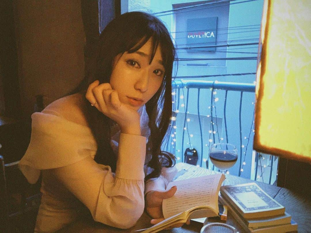 小見川千明さんのインスタグラム写真 - (小見川千明Instagram)「コンセプトは「失われゆく美学-煙草を喫む-」です🚬𓈒 𓂂𓏸  喫茶店×珈琲×煙草という空間に流れる時間は1番身近な小旅行だと思います。  そんな空間は過去の遺物となりつつあって寂しさを覚えます(´-`)oＯ{ｼｰｼｬは吸う ⁡ 煙草の吸い慣れてない感がダサい😂💦笑 ┈┈┈┈┈┈┈┈┈┈ ⚠️第1条　20歳未満の者は煙草を喫することを得ず 青少年期に喫煙を始めると、成人後に喫煙を始めた場合に比べて、がんや虚血性心疾患などにかかる危険性が高くなります。肺がんによる死亡率も、20歳未満で喫煙を始めた場合は高くなります。 ┈┈┈┈┈┈┈┈┈┈ ルールとマナーそして法を守ってね！ ⁡  *⋆꒰ঌ┈┈┈┈┈┈┈┈┈໒꒱⋆*  #写真 #photo  #filmcamera #natural  #smile  #filmphotography #film #フィルムカメラ #anime  #manga #comic #model  #voiceactor #voiceactress #配音演员 #声優 #Japan #kawaii #kawaiigirl #model  #小見川千明  #小千姬 #귀여워 #셀스타그램 #셀카 #여행  #文学 #煙草  #文化  ⁡  *⋆꒰ঌ┈┈┈┈┈┈┈┈┈໒꒱⋆*」6月18日 2時58分 - chiaki_omigawa