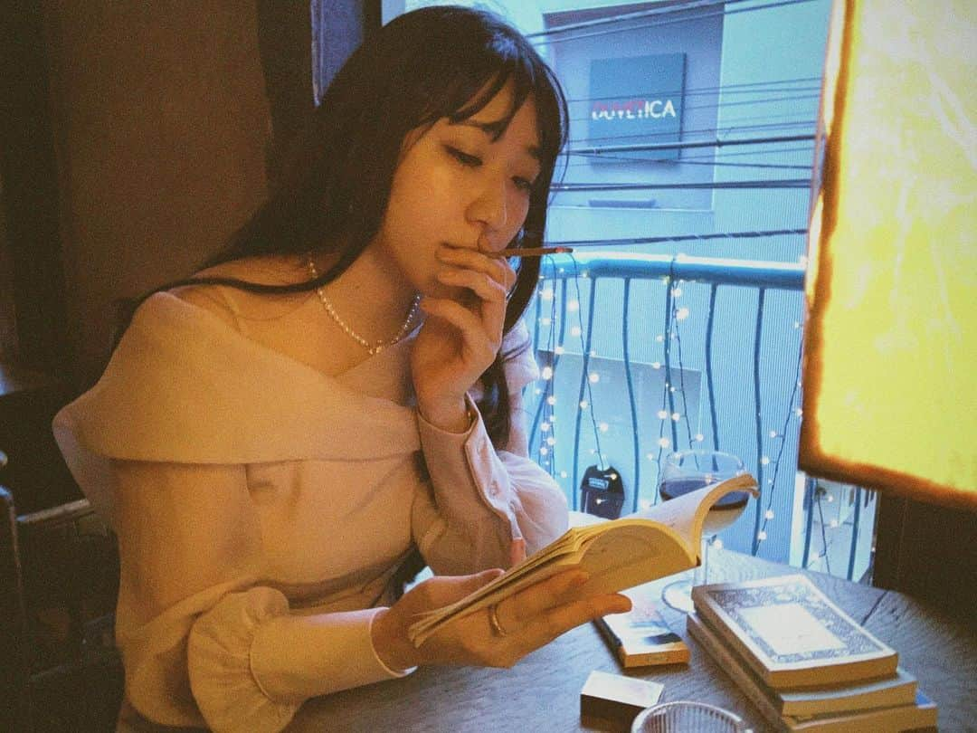 小見川千明さんのインスタグラム写真 - (小見川千明Instagram)「コンセプトは「失われゆく美学-煙草を喫む-」です🚬𓈒 𓂂𓏸  喫茶店×珈琲×煙草という空間に流れる時間は1番身近な小旅行だと思います。  そんな空間は過去の遺物となりつつあって寂しさを覚えます(´-`)oＯ{ｼｰｼｬは吸う ⁡ 煙草の吸い慣れてない感がダサい😂💦笑 ┈┈┈┈┈┈┈┈┈┈ ⚠️第1条　20歳未満の者は煙草を喫することを得ず 青少年期に喫煙を始めると、成人後に喫煙を始めた場合に比べて、がんや虚血性心疾患などにかかる危険性が高くなります。肺がんによる死亡率も、20歳未満で喫煙を始めた場合は高くなります。 ┈┈┈┈┈┈┈┈┈┈ ルールとマナーそして法を守ってね！ ⁡  *⋆꒰ঌ┈┈┈┈┈┈┈┈┈໒꒱⋆*  #写真 #photo  #filmcamera #natural  #smile  #filmphotography #film #フィルムカメラ #anime  #manga #comic #model  #voiceactor #voiceactress #配音演员 #声優 #Japan #kawaii #kawaiigirl #model  #小見川千明  #小千姬 #귀여워 #셀스타그램 #셀카 #여행  #文学 #煙草  #文化  ⁡  *⋆꒰ঌ┈┈┈┈┈┈┈┈┈໒꒱⋆*」6月18日 2時58分 - chiaki_omigawa