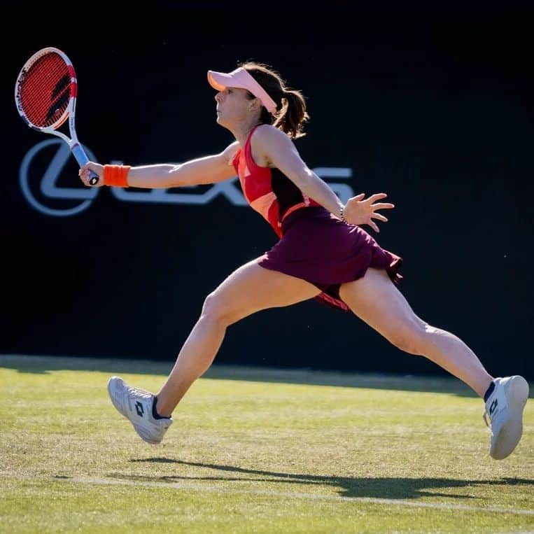 アリーゼ・コルネさんのインスタグラム写真 - (アリーゼ・コルネInstagram)「Positive first week on grass 🌱 with my first semi final of the season. Thank you #RothesayOpen for a great week 🙏 Let's keep building 💪  Next ➡️ Berlin」6月18日 3時07分 - alizecornet