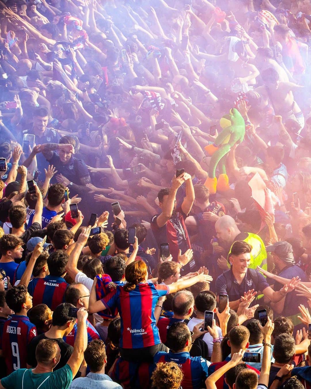 レバンテUDのインスタグラム：「El primer gol lo habéis metido vosotros, granotas. No hay calificativos a esto.  #LevanteAlavés • @grupomarcosautomocion @macron @sesderma @baleariaferry @amstel_es @cocacola_esp」