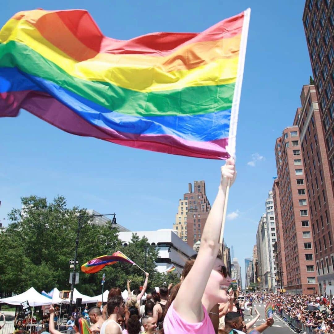 ジェシカ・アルバさんのインスタグラム写真 - (ジェシカ・アルバInstagram)「Happy #Pride! 🏳️‍🌈🫶🏽💫In honor of #PrideMonth - a celebration of inclusivity, love, acceptance, and equality - I'm featuring a handful of organizations, creators and businesses that are supporting and uplifting the #LGBTQIA+ community! ❤️🧡💛💚💙💜  @trevorproject @aliforneycenter @glaad @hayleykiyoko @terrell.and.jarius @flawlesskevin @rupaulofficial @wearewildfang @pairofthieves @littlewordsproject   As said by @trevorproject - "Wherever you may be this Pride season and however your celebration may look like, remember that there is a whole community of fighters, of dreamers, of believers out there fighting for a world where you can live a life full of joy and unconditional love". 🙏🏽✨ May we never stop spreading love 🤍, leading with our hearts ❣️, and fighting for equality 👊🏽🌈  #Pride #PrideMonth #LGBTQIA+ #EqualRights #Community #YouCantBanQueerJoy」6月18日 3時25分 - jessicaalba