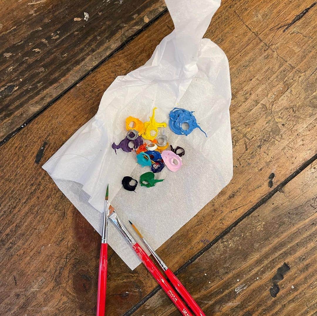 松田岳二のインスタグラム：「狙ってないのにふとした瞬間にできてるものには敵わない。　アクリル絵の具のキャップを掃除してたらこんなのができた。  2枚目をジャケにしてアルバム作りたくなる。絵、写真に引っ張られるパターンのそれ。」