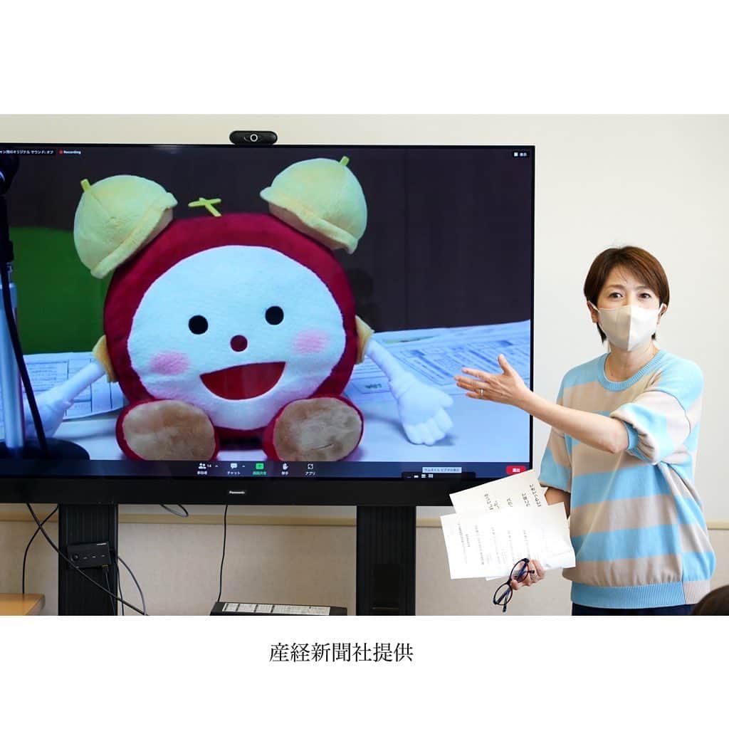 西山喜久恵さんのインスタグラム写真 - (西山喜久恵Instagram)「⏰ 長い間闘病している子供たちに読み方・話し方を教える機会がありました。 これは、産経新聞社、フジテレビ、国内外の心臓病の子供たちを救う「あけみちゃん基金」が企画しているイベントで、今回初めて病院にお邪魔しての開催となりました。参加してくれたのは、埼玉医科大学国際医療センターの小児科の重い心臓病や小児がんなどと闘っている2歳〜10歳の９人の子どもたち。私もスタッフもさまざまな検査をして体調を万全にして臨みました。 病院での授業は初めての為、 「私の事分からないのでは？」「楽しんでくれるかなぁ？」と心配していたのですが、それは杞憂に終わりました。 前半はリモートで別室からの授業。めざましじゃんけん✌️で盛り上がりました。後半はサプライズでお子さんが集まっている部屋へ移動。私が登場すると、「きくちゃんだ‼️」と言う声が。 実は、私が授業をすると聞いて事前にめざましどようびを見て予習をしてくれていたのです。何て優秀な生徒さん❗️ 皆んなで「きょうのわんこ」のナレーションに挑戦した時、何とも言えない一体感が生まれ、見学していた保護者の方や医療スタッフから拍手が起こりました。 上手に読むことが出来た子供たちの笑顔は、キラキラ輝いていて最高でした。 わずか10分程度の対面授業でしたが、まさにハートとハートが触れ合う瞬間でした。 今回受け入れて下さった埼玉医科大学国際医療センターの皆さま、そしてご家族の皆さまに心より感謝申し上げます。  #ハーティープロジェクト  #産経新聞社 #あけみちゃん基金 #埼玉医科大学国際医療センター  #フジテレビCSR #あなせん #きょうのわんこ #めざましくん」6月18日 3時34分 - kikue_nishiyama