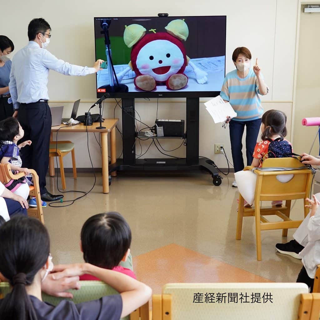 西山喜久恵さんのインスタグラム写真 - (西山喜久恵Instagram)「⏰ 長い間闘病している子供たちに読み方・話し方を教える機会がありました。 これは、産経新聞社、フジテレビ、国内外の心臓病の子供たちを救う「あけみちゃん基金」が企画しているイベントで、今回初めて病院にお邪魔しての開催となりました。参加してくれたのは、埼玉医科大学国際医療センターの小児科の重い心臓病や小児がんなどと闘っている2歳〜10歳の９人の子どもたち。私もスタッフもさまざまな検査をして体調を万全にして臨みました。 病院での授業は初めての為、 「私の事分からないのでは？」「楽しんでくれるかなぁ？」と心配していたのですが、それは杞憂に終わりました。 前半はリモートで別室からの授業。めざましじゃんけん✌️で盛り上がりました。後半はサプライズでお子さんが集まっている部屋へ移動。私が登場すると、「きくちゃんだ‼️」と言う声が。 実は、私が授業をすると聞いて事前にめざましどようびを見て予習をしてくれていたのです。何て優秀な生徒さん❗️ 皆んなで「きょうのわんこ」のナレーションに挑戦した時、何とも言えない一体感が生まれ、見学していた保護者の方や医療スタッフから拍手が起こりました。 上手に読むことが出来た子供たちの笑顔は、キラキラ輝いていて最高でした。 わずか10分程度の対面授業でしたが、まさにハートとハートが触れ合う瞬間でした。 今回受け入れて下さった埼玉医科大学国際医療センターの皆さま、そしてご家族の皆さまに心より感謝申し上げます。  #ハーティープロジェクト  #産経新聞社 #あけみちゃん基金 #埼玉医科大学国際医療センター  #フジテレビCSR #あなせん #きょうのわんこ #めざましくん」6月18日 3時34分 - kikue_nishiyama